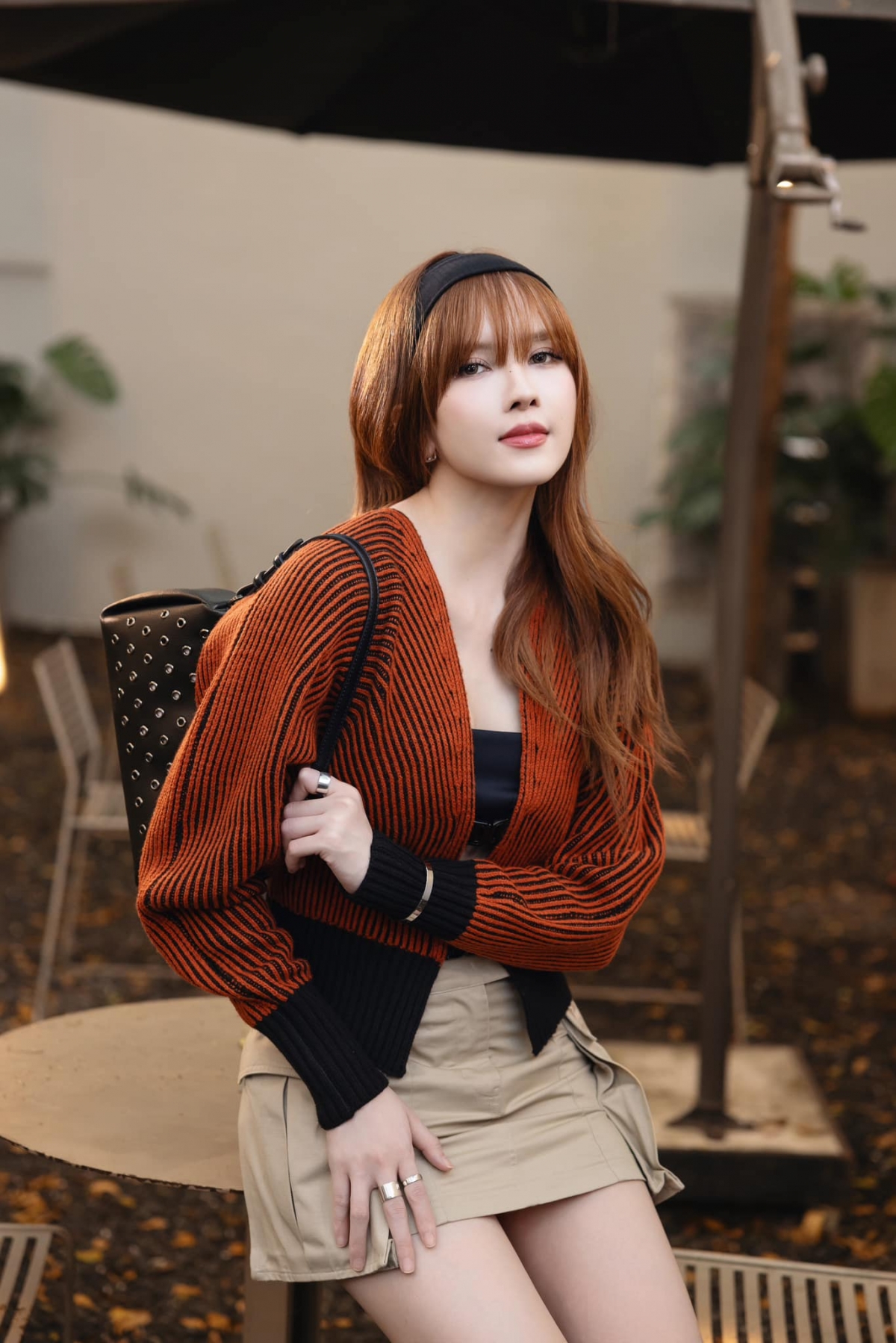 Thiều Bảo Trâm thông báo đã chia tay bạn trai kém 10 tuổi Matthis Metharam, sau gần một năm rộ thông tin hẹn hò. "Tôi không muốn làm ảnh hưởng đến cuộc sống và mối quan hệ của bạn ấy. Mọi người hãy dõi theo những chặng đường tiếp theo của tôi nhé. Tôi một mình quen rồi nên tôi sẽ tập trung quay lại với cuộc sống độc thân, tập trung làm việc hơn nữa", Thiều Bảo Trâm bày tỏ trên nhóm chat trên Instagram. (Nguồn: FBNV)