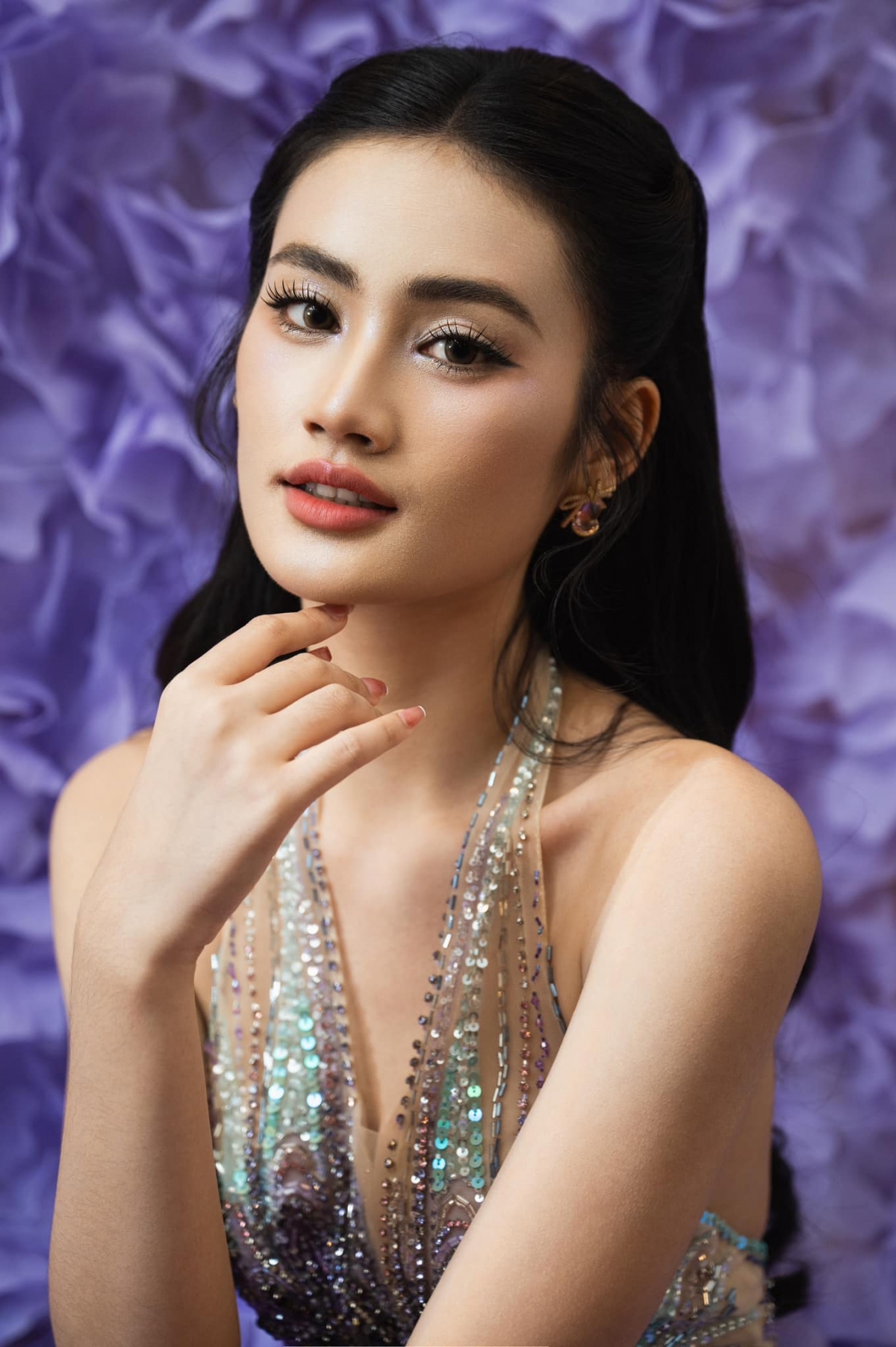 Ý Nhi sinh năm 2002, sở hữu chiều cao 1m75, số ba vòng 79-59-89 cm. Cô từng đạt Á khôi cuộc thi Duyên dáng Sinh viên Bình Định 2022, thắng giải Người đẹp thời trang ở Miss World Việt Nam 2023. 