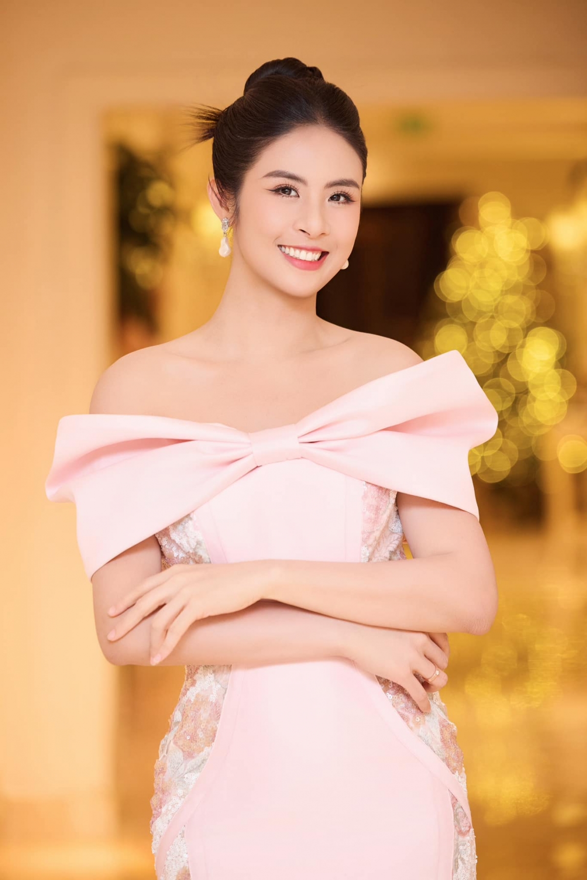 Đặng Ngọc Hân, sinh năm 1989, đăng quang Hoa hậu Việt Nam 2010. Sau cuộc thi, cô xây dựng hình ảnh nữ tính, thanh lịch, tham gia nhiều hoạt động văn hóa, từ thiện. Cô hiện điều hành cửa hàng áo dài ở Hà Nội và chuỗi cửa hàng thời trang nam ở hai miền. Năm 2023, Ngọc Hân kết hôn với ông xã Phú Đạt. Năm 2024, Ngọc Hân chia sẻ đang học thạc sĩ chuyên ngành Lý luận và lịch sử mỹ thuật ứng dụng tại Trường đại học Mỹ thuật Công nghiệp Hà Nội. 