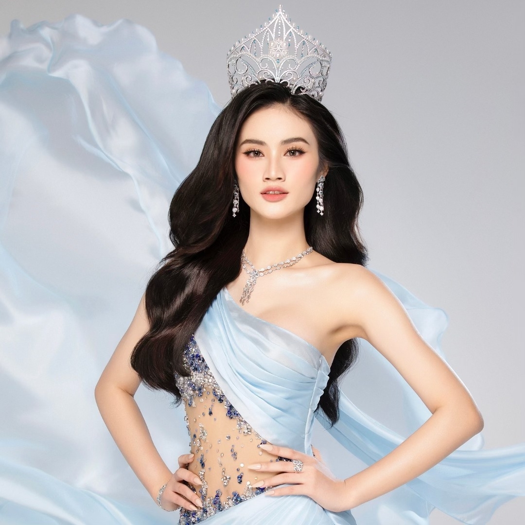 Huỳnh Trần Ý Nhi sẽ là người đẹp đại diện Việt Nam tại đấu trường Miss World 2025 (Hoa hậu Thế giới). Cô giành vương miện cuộc thi Miss World Việt Nam 2023. Sau khi đăng quang Miss World Việt Nam 2023, Ý Nhi sang Australia du học. Cô vẫn cân bằng thời gian giữa việc học và hoạt động nghệ thuật tại Việt Nam. Ý Nhi thường di chuyển giữa Việt Nam - Australia để đảm bảo cùng lúc hai vai trò. 