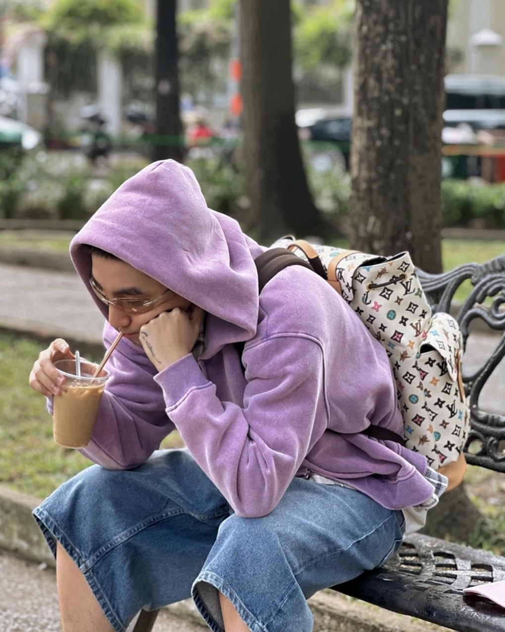 Ca sĩ Sơn Tùng M-TP khoác ba lô Louis Vuitton trị giá hơn 100 triệu đồng đi 'cafe bệt' gần nhà thờ Đức Bà.