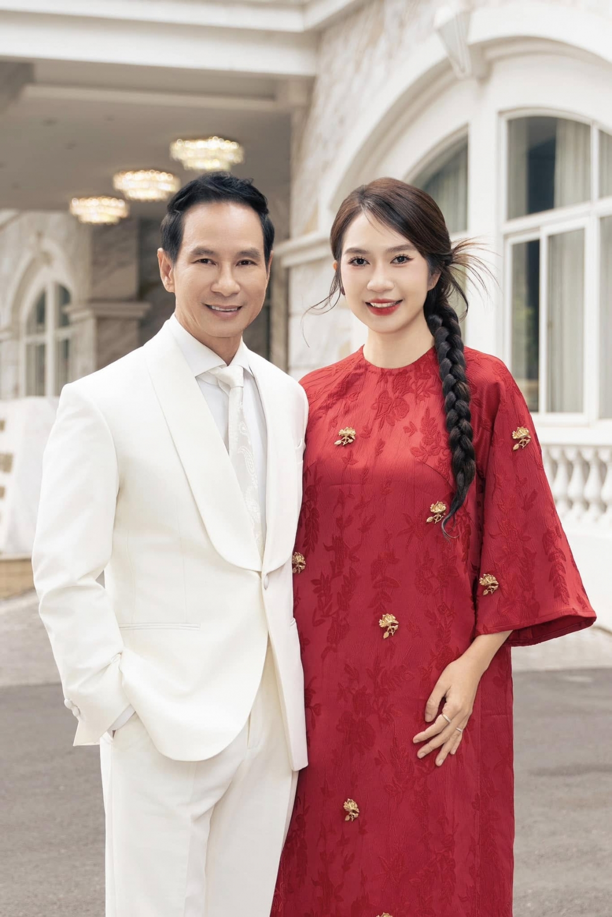 “Giữa những ngày quay hối hả, ghé ngang Hà Nội bỗng không vội được đâu”, vợ chồng Lý Hải – Minh Hà dự sự kiện tại Hà Nội. (Nguồn: FBNV)