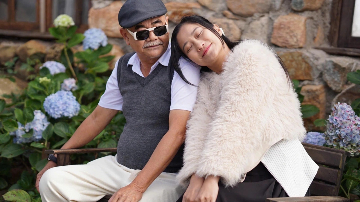 Thời gian qua, NSND Việt Anh liên tục vướng nghi vấn đang hẹn hò một cô gái kém tuổi, nhưng khi được hỏi đến, ông đều phủ nhận hoặc từ chối chia sẻ. Mới đây, cô gái trong các bức ảnh xác nhận rằng cả hai đang hẹn hò. Cô chia sẻ: "Thông tin tôi và NSND Việt Anh đang hẹn hò là đúng sự thật. Tuy nhiên, các vấn đề cá nhân khác, cho tôi xin phép không chia sẻ".