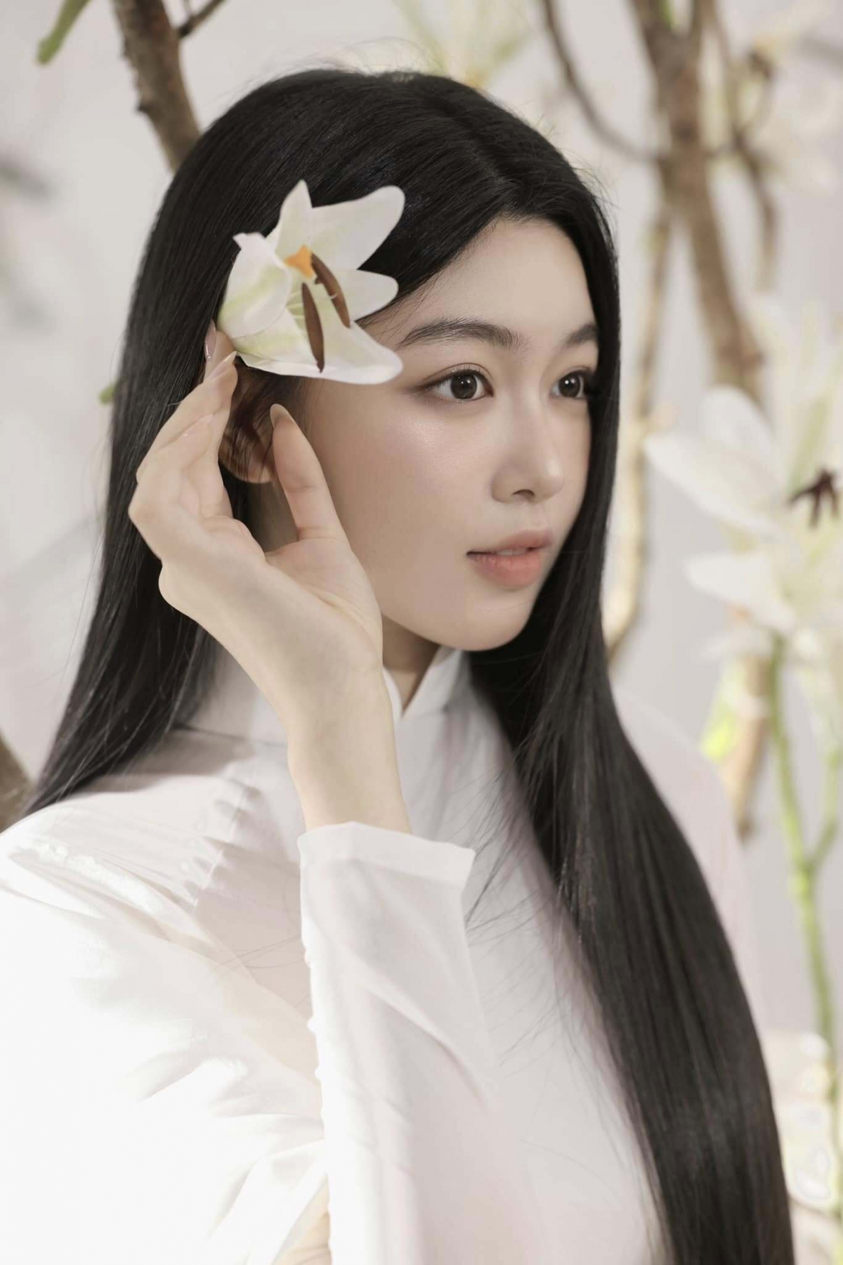 Lọ Lem - con gái MC Quyền Linh khoe nhan sắc xinh đẹp trong tà áo dài trắng. Cộng đồng mạng dành nhiều lời khen cho vẻ đẹp trong trẻo, không tỳ vết của cô. (Nguồn: FBNV)