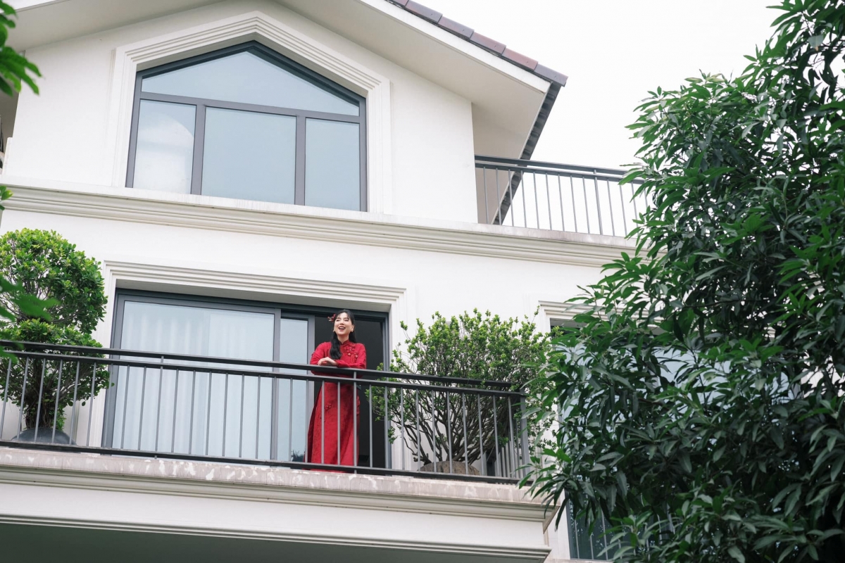 Trước đó, MC Mai Ngọc thông báo đã đăng ký kết hôn với chồng thiếu gia. Cặp đôi tổ chức lễ cưới tại Bắc Giang vào ngày 27/12/2024. Lễ cưới có sự tham dự của hai bên gia đình và bạn bè thân thiết.