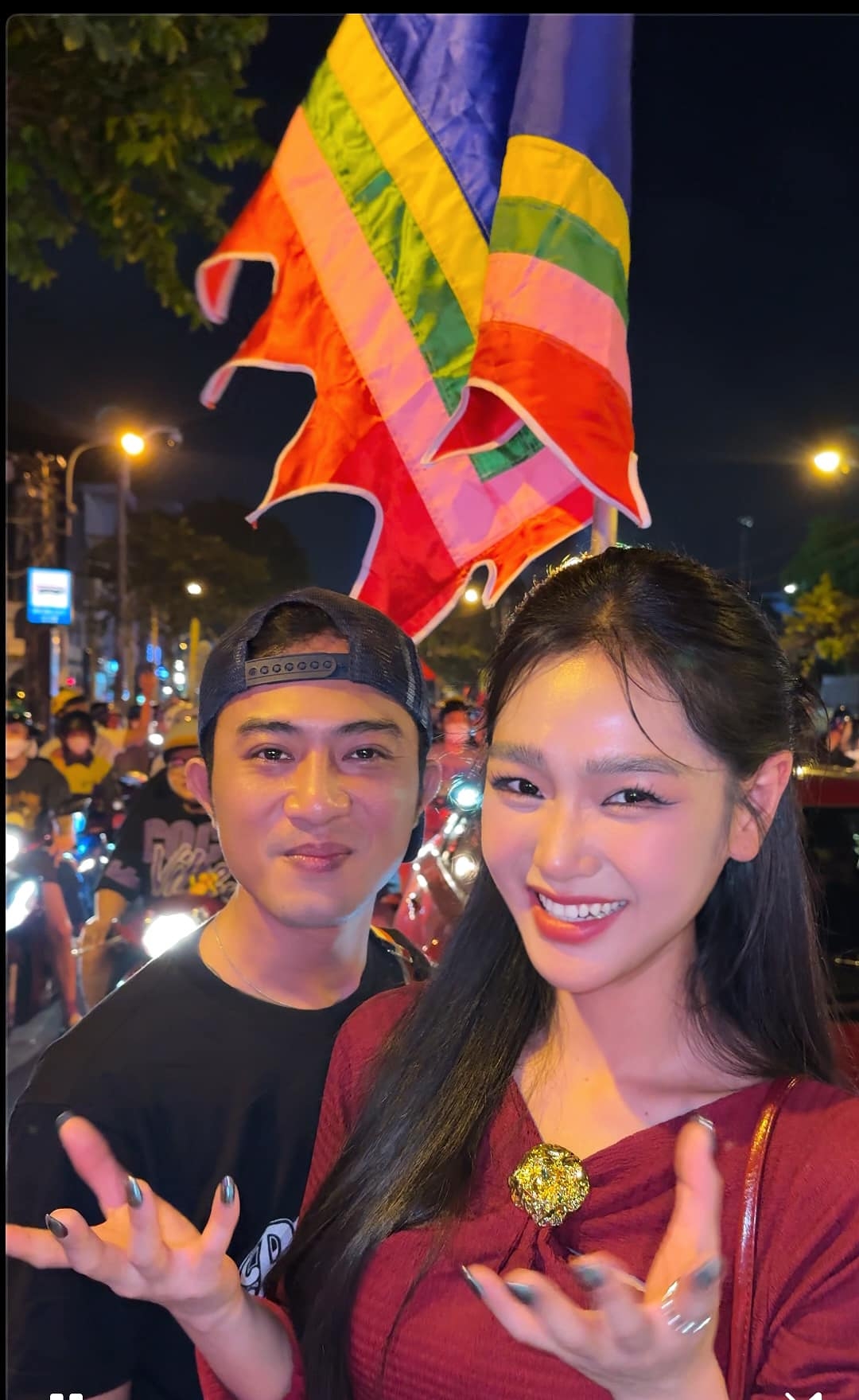 Doãn Quốc Đam và Cù Thị Trà hòa chung không khí tưng bừng trên đường phố.