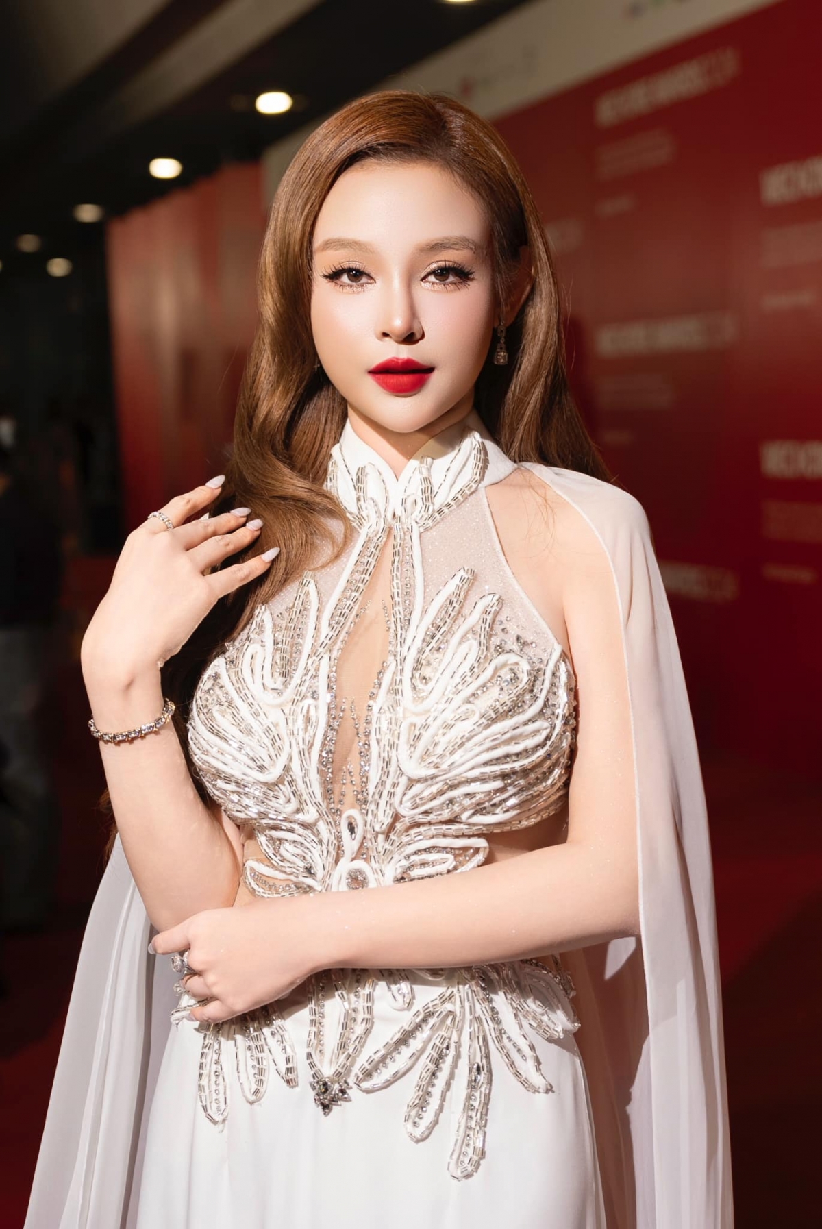 Huyền Baby, tên thật là Đặng Ngọc Huyền, sinh năm 1989, là hot girl đời đầu tại Hà Nội. Cô từng lọt top 8 Miss Teen 2008, là thành viên nhóm nhạc B.Sily cùng Emily và Hạnh Sino. Năm 2013, cô kết hôn với doanh nhân Quang Huy. Sau khi lấy chồng, Huyền Baby dành toàn bộ thời gian để chăm lo cho gia đình. Năm 2023, cô tham gia Chị đẹp đạp gió rẽ sóng và ghi dấu ấn với nhiều màn trình diễn ấn tượng. Ngoài nhan sắc, Huyền Baby còn được ngưỡng mộ với cuộc sống như bà hoàng, có chồng chiều chuộng. 