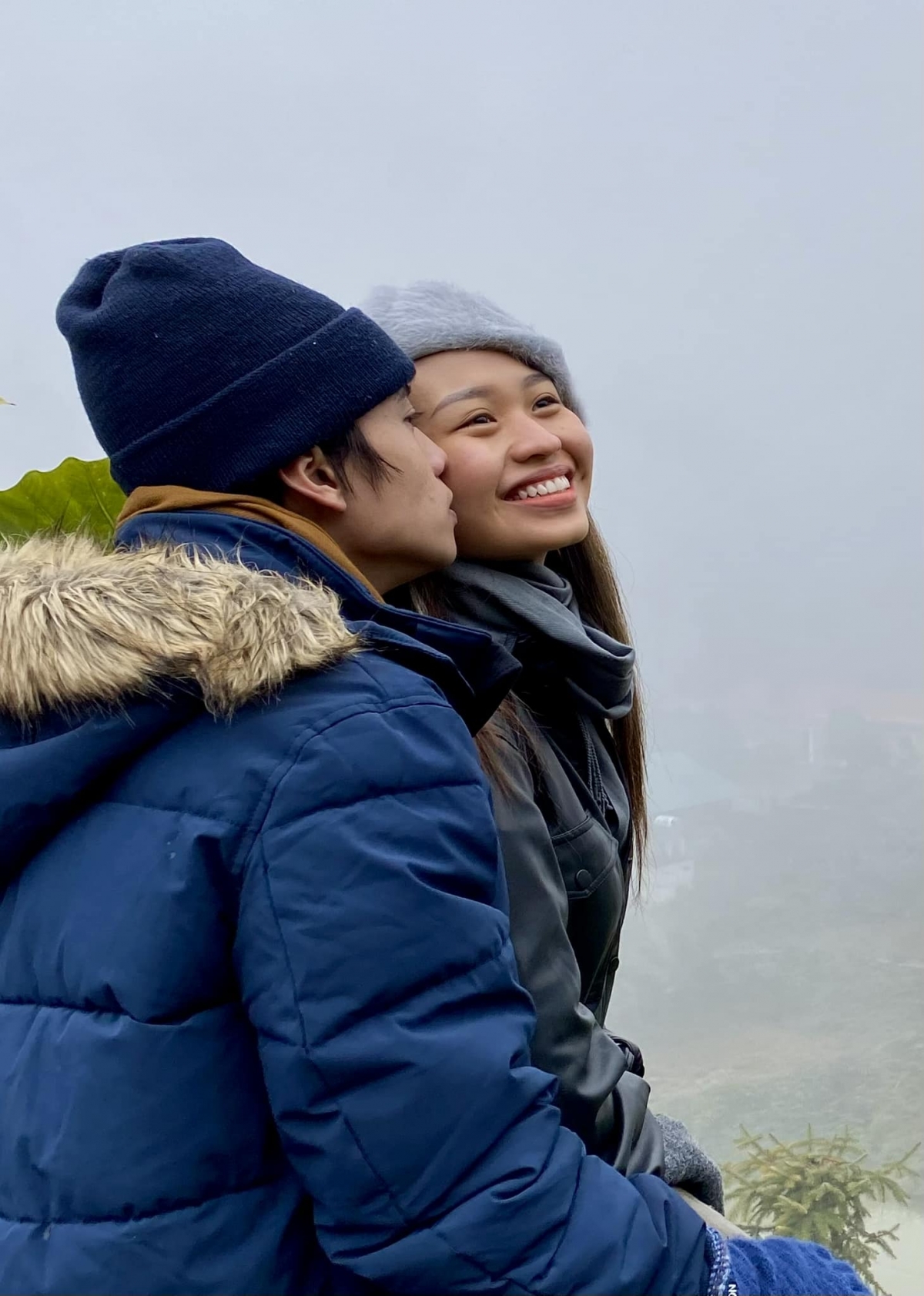Lê Lộc đăng ảnh tình tứ bên bạn trai Tuấn Dũng. “Cảm ơn anh đã thương em những lúc em dễ thương và cả những khi em không dễ thương. Sẽ luôn trân trọng , thấu hiểu và thương nhau mỗi ngày anh nhé!”, cô viết trên trang cá nhân. Khán giả dành nhiều lời khen đẹp đôi cho hai người, mong đôi bạn trẻ sớm tổ chức đám cưới. (Nguồn: FBNV)