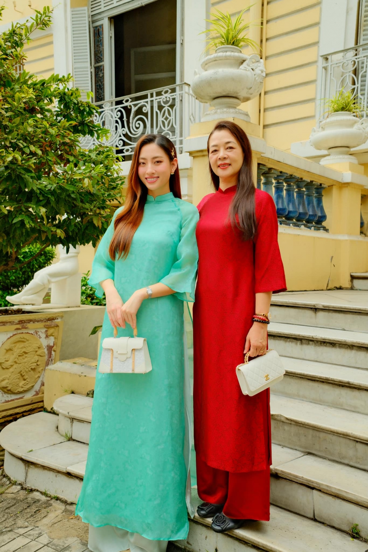 Hoa hậu Lương Thùy Linh đăng ảnh diện áo dài cùng mẹ, kèm chú thích: “Dạ con sẵn sàng về quê nấu mâm Tết ngày 3 bữa, bữa 5 món rồi mẹ ạ”. (Nguồn: FBNV)