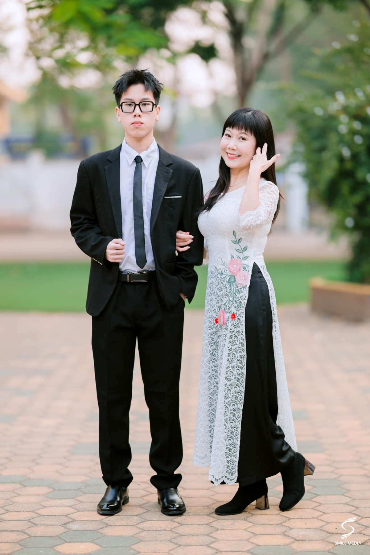 “Kỷ yếu không chỉ là sự kết thúc, mà còn là sự bắt đầu của hành trình mới gọi là "Cánh cửa đại học". Chúc chàng Trai của mẹ sẽ thành công với ước mơ của mình nhé”, nghệ sĩ Hương Tươi nhắn nhủ tới con trai. (Nguồn: FBNV)