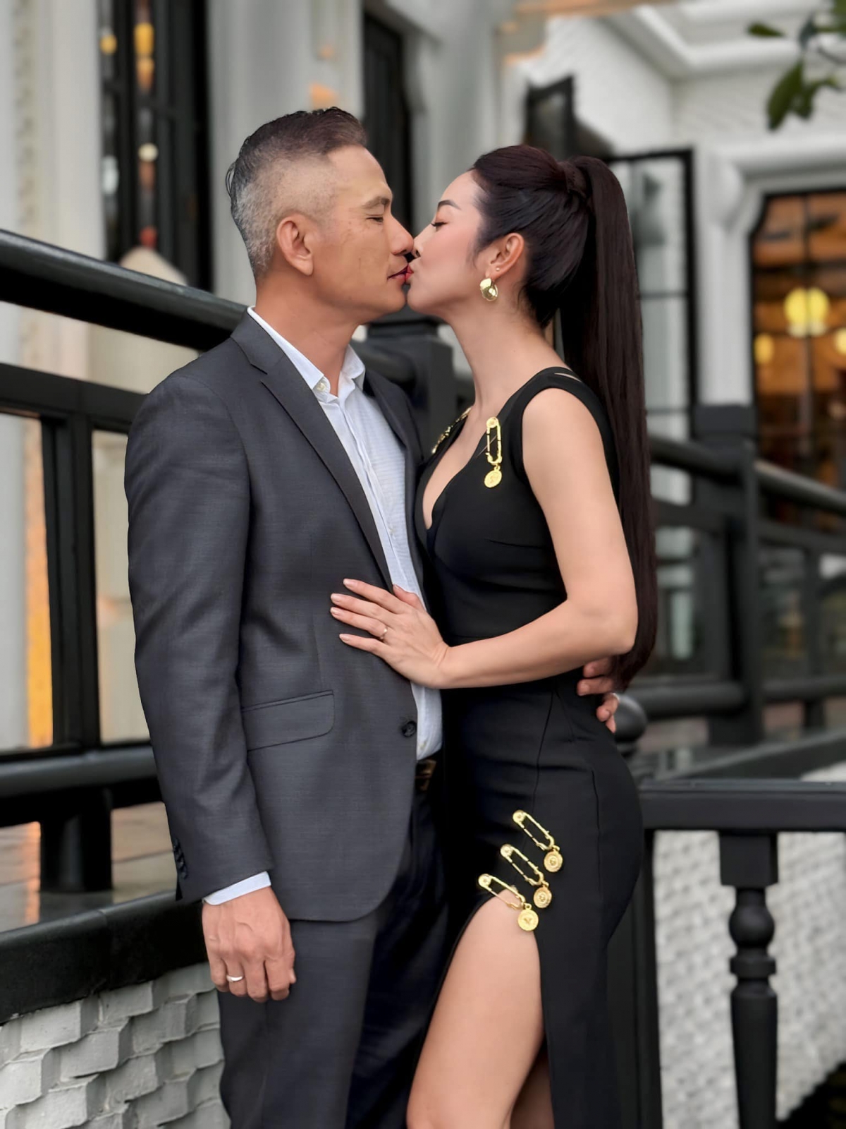 Jennifer Phạm đăng ảnh tình tứ bên ông xã doanh nhân. Bên nhau đã lâu nhưng tình yêu của Jennifer Phạm và chồng luôn ngọt ngào như thuở ban đầu. (Nguồn: FBNV)