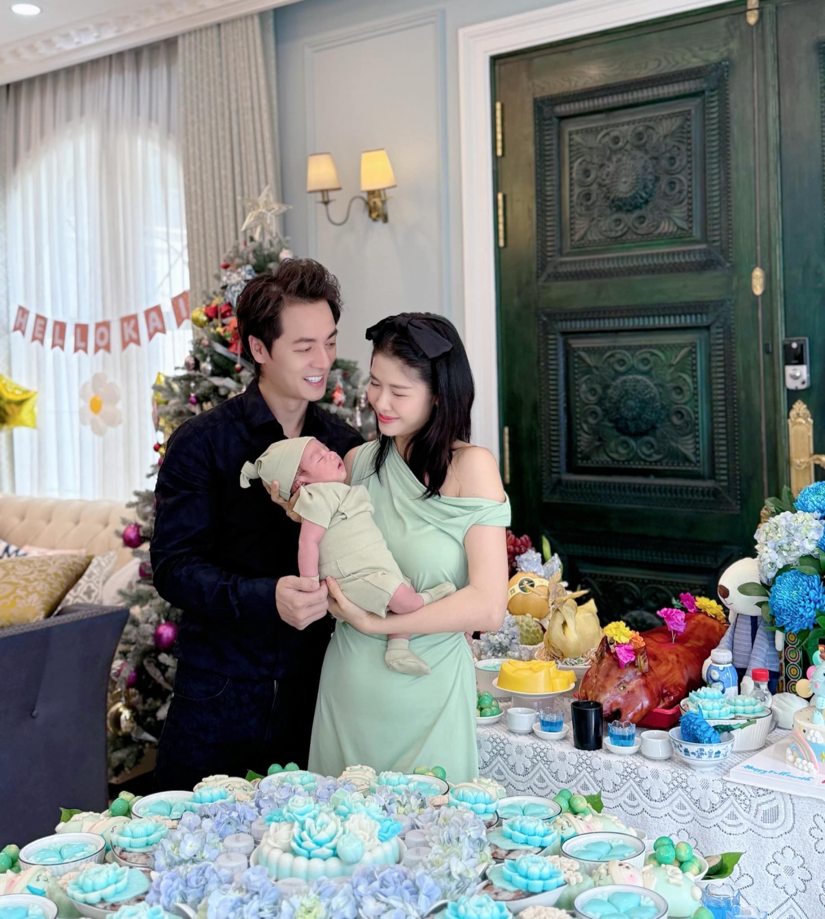 Vợ chồng Đăng Khôi – Thủy Anh cúng đầy tháng cho con trai thứ ba. “Đầy tháng bé Kai - Anh Tài. Nhớ sau này trở thành ca sĩ cho bố mẹ nghe chưa. Bố xin các thần linh và ông bà tổ tiên rồi đấy”, nam ca sĩ viết. (Nguồn: FBNV)