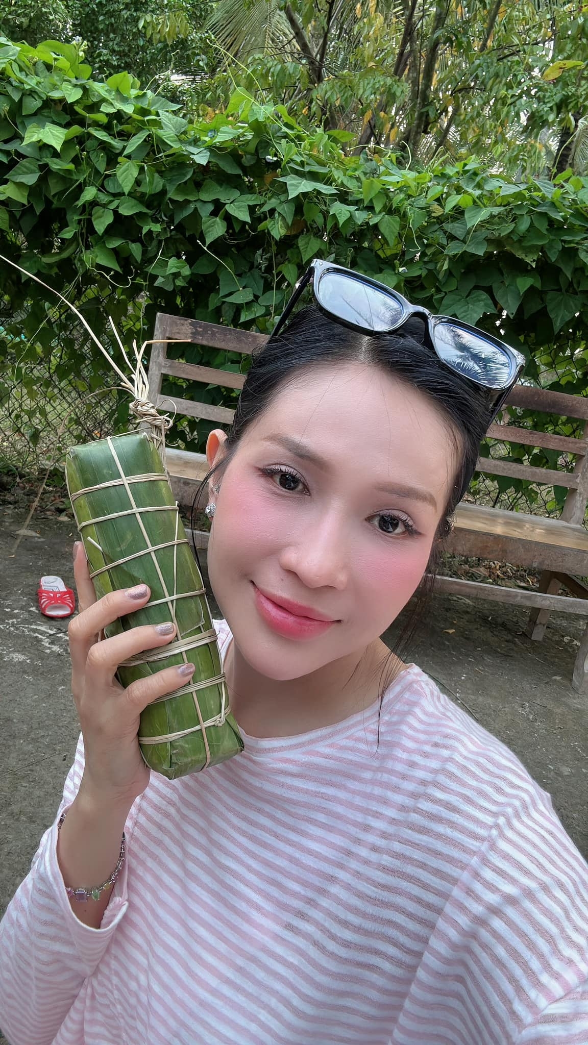 Khả Như gói bánh tét, cảm nhận không khí Tết đang đến rất gần. (Nguồn: FBNV)
