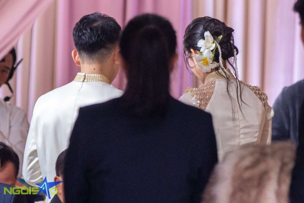 Ngày 14/1, thông tin Á hậu Phương Nhi cưới được chia sẻ rộng rãi trên các trang mạng xã hội. Á hậu Phương Nhi và doanh nhân Minh Hoàng gắn bó một thời gian trước khi kết hôn. Nhưng trước đó, họ giữ kín chuyện tình cảm, không xuất hiện công khai ở sự kiện. Trong ảnh: Phương Nhi và Minh Hoàng mời trà khách trong lễ ăn hỏi. (Ảnh: Ngôi Sao)