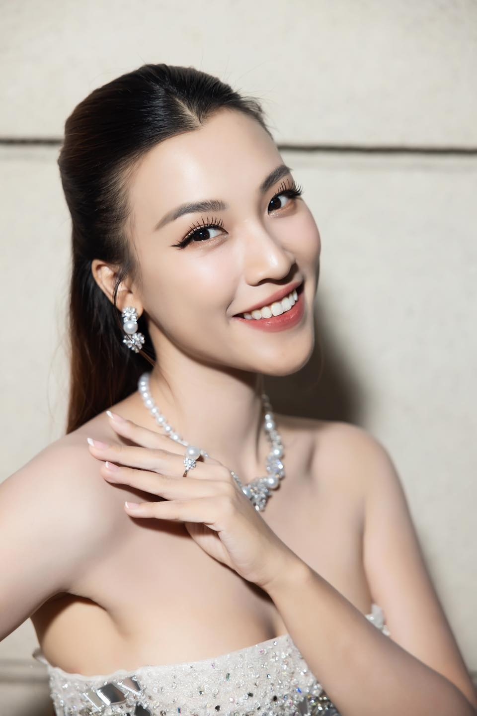 Hoàng Oanh khoe vẻ đẹp trong trẻo khi đi sự kiện. Cô diện đầm cúp ngực khoe vai trần, kèm theo trang sức sang trọng. (Nguồn: FBNV)