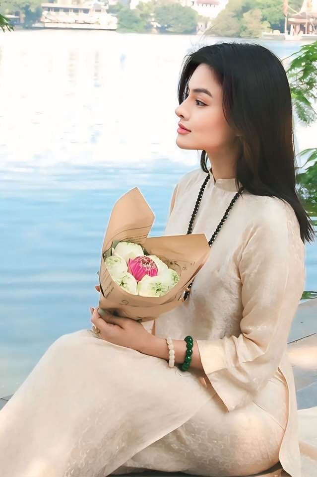  Siêu mẫu Vũ Thu Phương thông báo cô đã ly thân với chồng doanh nhân hơn một năm qua và hoàn tất thủ tục ly hôn vài tháng trước. Người đẹp cân nhắc nhiều trước khi lên tiếng và khẳng định sẽ chia sẻ một lần duy nhất để tránh những tình huống khó xử cho các bên. Trên trang cá nhân, cô chia sẻ: "Thời gian cân nhắc, suy nghĩ của cả hai đủ để dừng lại một chương tưởng chừng như vô tận trong cuộc đời. Tôi từng muốn để mọi chuyện trôi qua trong im lặng, nhưng đây là việc lớn, quan trọng và cần minh bạch, rõ ràng để tránh những tình huống khó xử cho các bên". (Nguồn: FBNV)