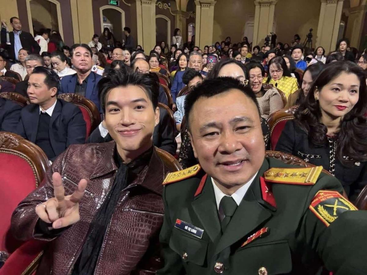 NSND Tự Long chụp ảnh cùng HIEUTHUHAI tại Chương trình Vinh danh các gương mặt nghệ sĩ tiêu biểu và một số cuốn sách nổi bật lĩnh vực nghệ thuật biểu diễn, văn học 2024. (Nguồn: FBNV)