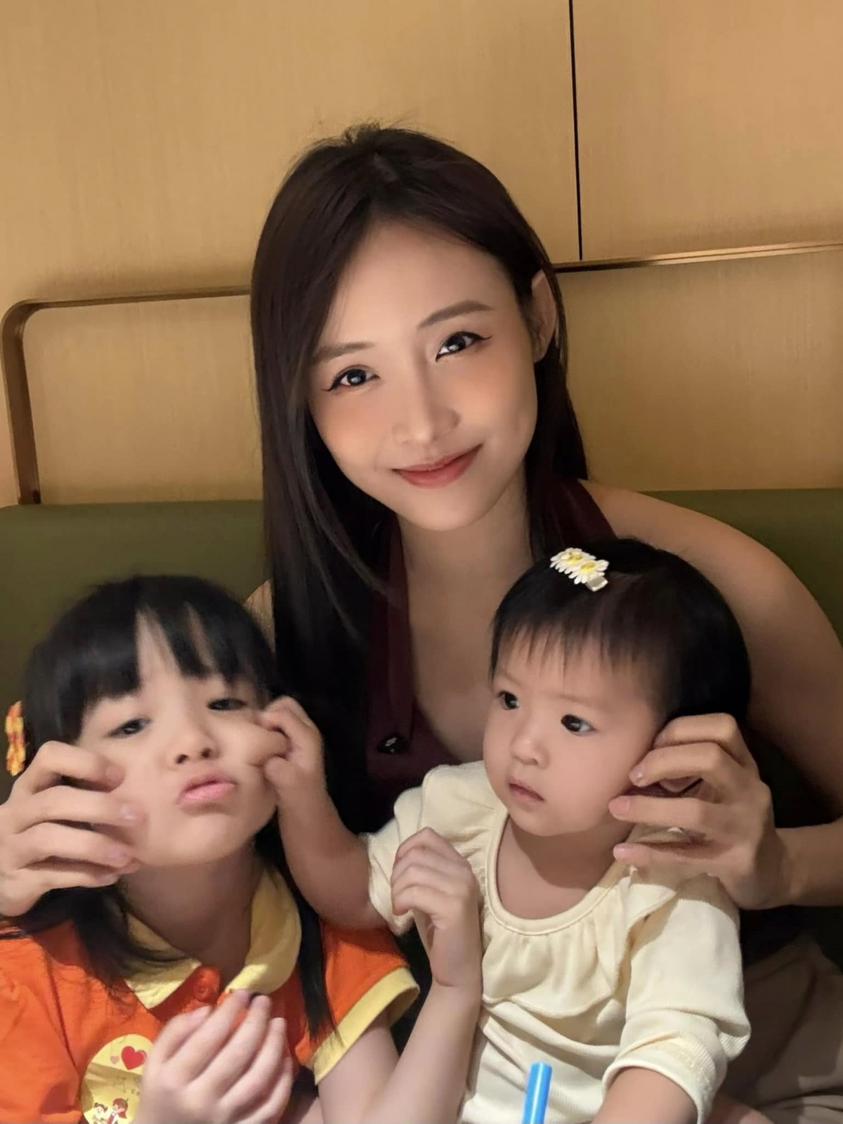 Đi chơi nhưng không bao giờ quên tệp đính kèm”, Trương Mỹ Nhân đưa hai con gái đi chơi. Cộng đồng mạng dành nhiều lời khen cho nhan sắc của bà mẹ bỉm sữa. (Nguồn: FBNV)