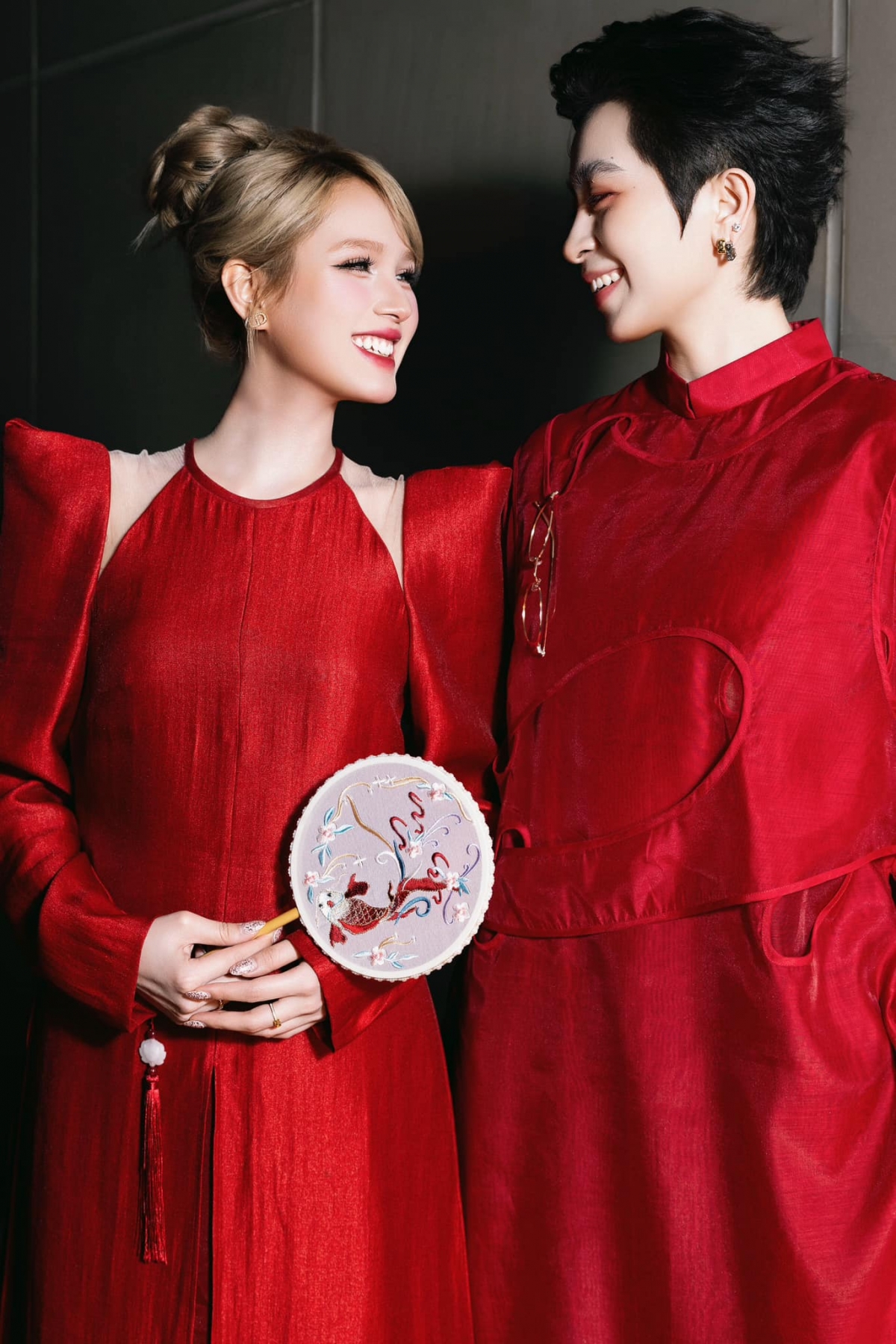 Xoài Non tình tứ bên Gil Lê tại lễ trao giải WeChoice Awards 2024. Hai người thường xuyên đăng tải những khoảnh khắc đời thường và nhận được nhiều lời khen từ cộng đồng mạng. (Nguồn: FBNV)