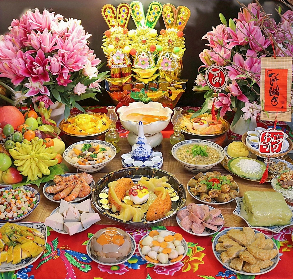 Mâm lễ cúng ông Công ông Táo lên chầu trời đầy đủ, thịnh soạn. (Ảnh: Vũ Thu Hương)