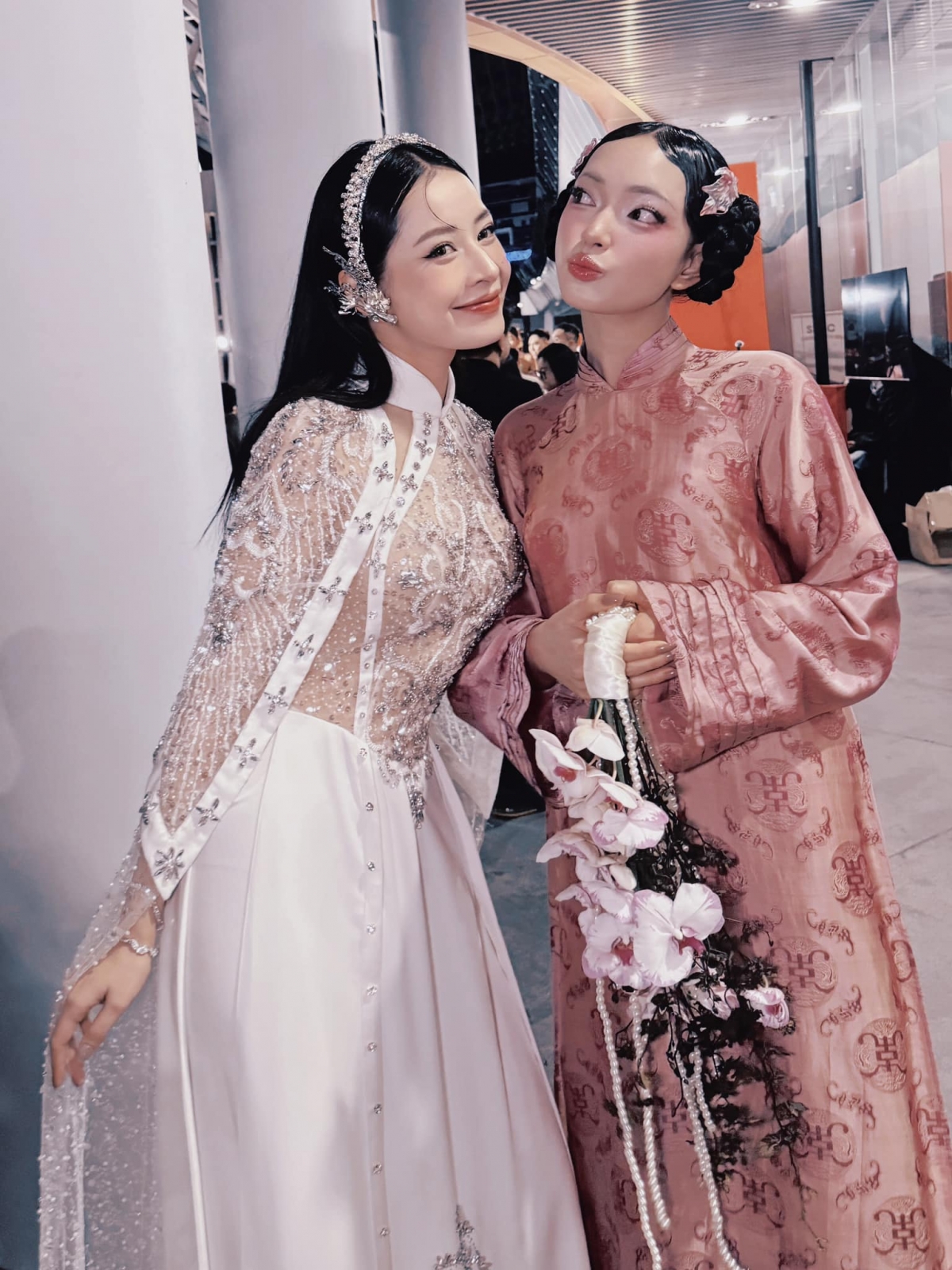 “Đầu lòng hai ả tố nga. Chị là Thuỳ Chi, em là Bảo Châu”, Chi Pu hội ngộ Châu Bùi tại lễ trao giải WeChoice Awards 2024. (Nguồn: FBNV)