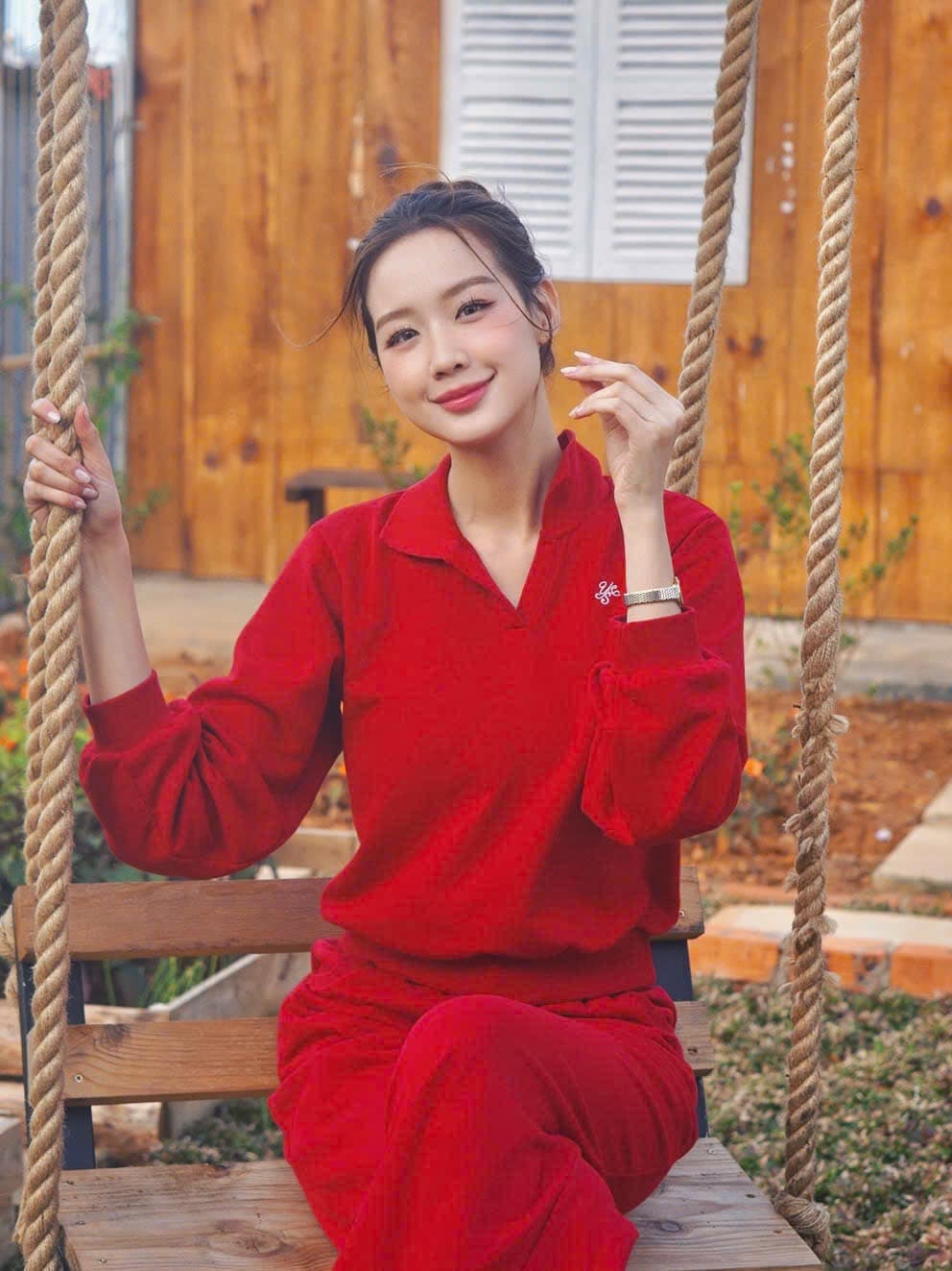 Hoa hậu Lê Nguyễn Bảo Ngọc đi du lịch tại Đà Lạt. Người đẹp vô cùng thích thú trước không khí lạnh nơi đây. (Nguồn: FBNV)