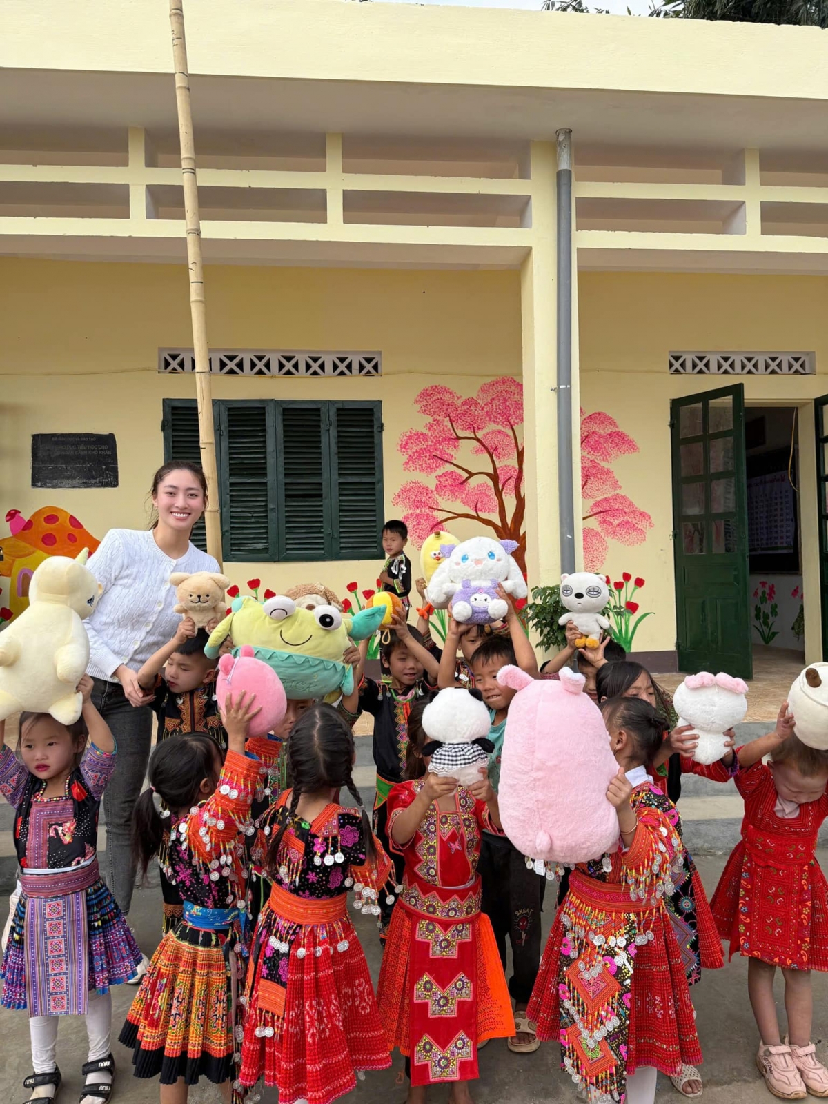 Trên trang cá nhân, Hoa hậu Lương Thùy Linh vừa cập nhật hình ảnh đi làm dự án thiện nguyện tại Sơn La. Nàng hậu ăn mặc đơn giản, trang điểm nhẹ nhàng, tự hào chia sẻ về dự án "Vẽ tương lai" của mình.