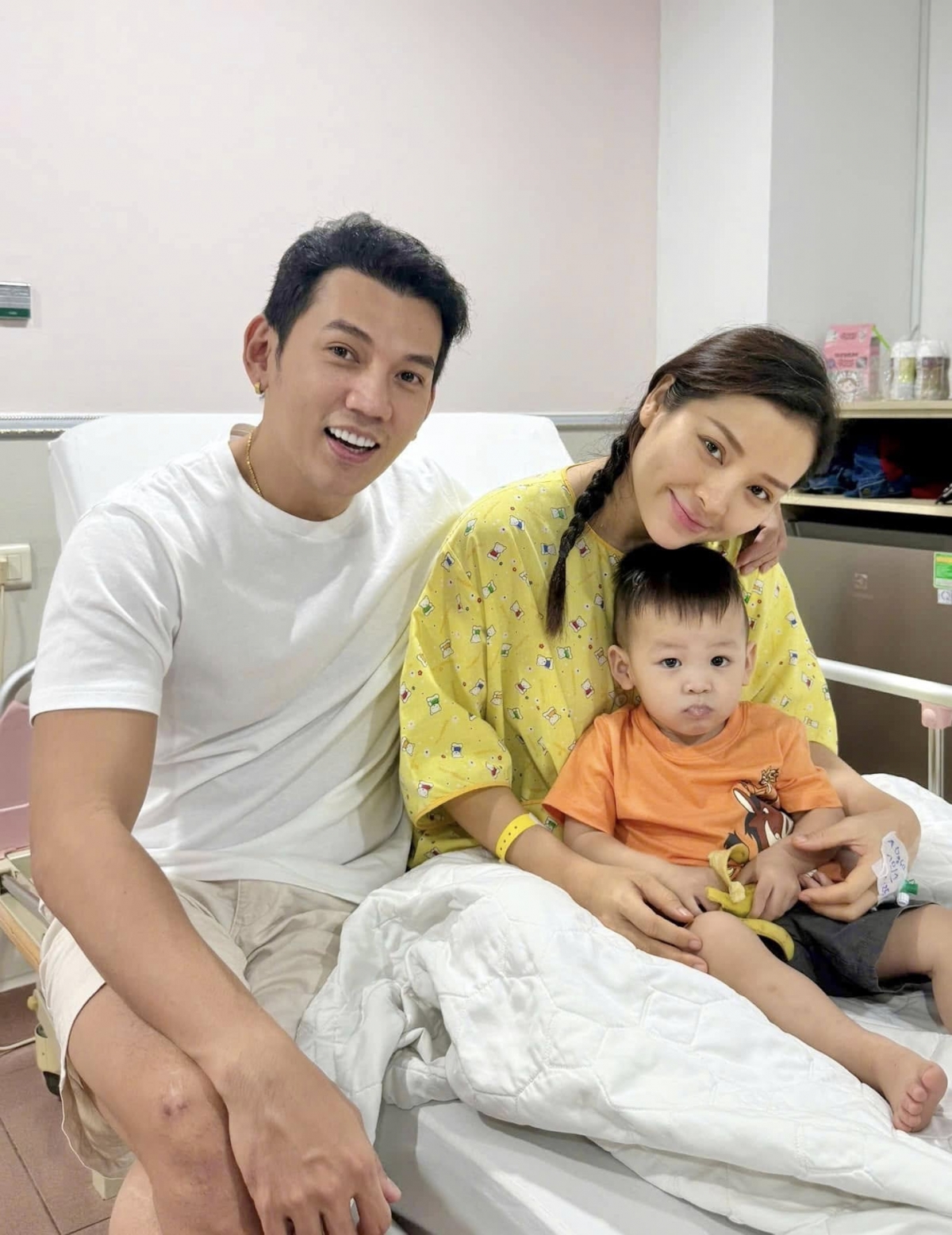 Phương Trinh Jolie gửi lời cảm ơn mọi người đã gửi tặng quà cho cô sau khi sinh con thứ ba. Cô sinh con thứ ba là một bé trai nặng 2,2 kg tại một bệnh viện quốc tế ở TP.HCM. Em bé chào đời sớm hơn so với lịch dự sinh của bác sĩ. (Nguồn: FBNV)