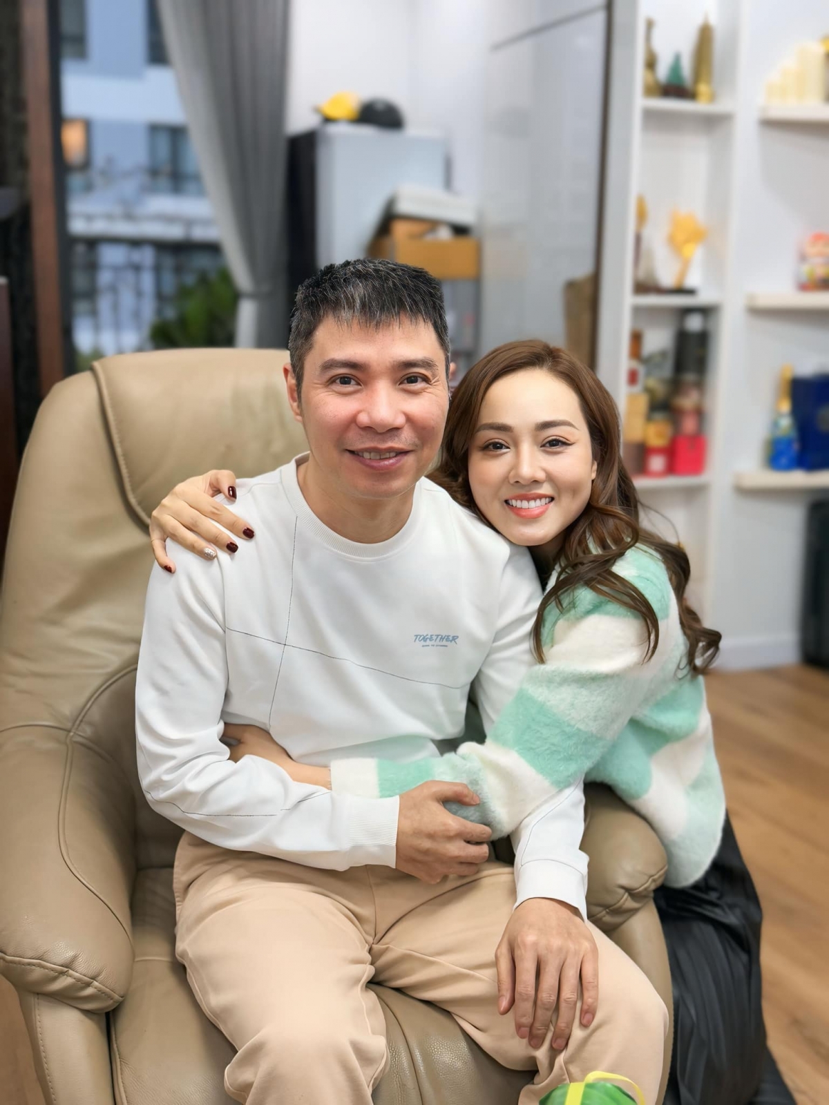 Sao Việt 19/1: NSND Công Lý chia sẻ: “Tết đơn giản chỉ là khoảng thời gian ở bên cạnh những người thân yêu - gia đình, tự tay chăm chút từng góc nhỏ trong căn nhà. Là khi mình cẩn thận trang trí, sắm sửa những món đồ Tết, chăm chút cho chậu lan, cành đào – những thứ làm nên linh hồn của mùa xuân”.