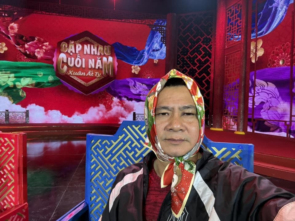 NSND Tự Long đăng ảnh hậu trường ghi hình chương trình Táo quân 2025: “Chính là em đấy. Em quàng khăn của 33 anh tài đó”. Chương trình Táo quân 2025 đang trong quá trình ghi hình sau một tháng các nghệ sĩ tập luyện. (Nguồn: FBNV)