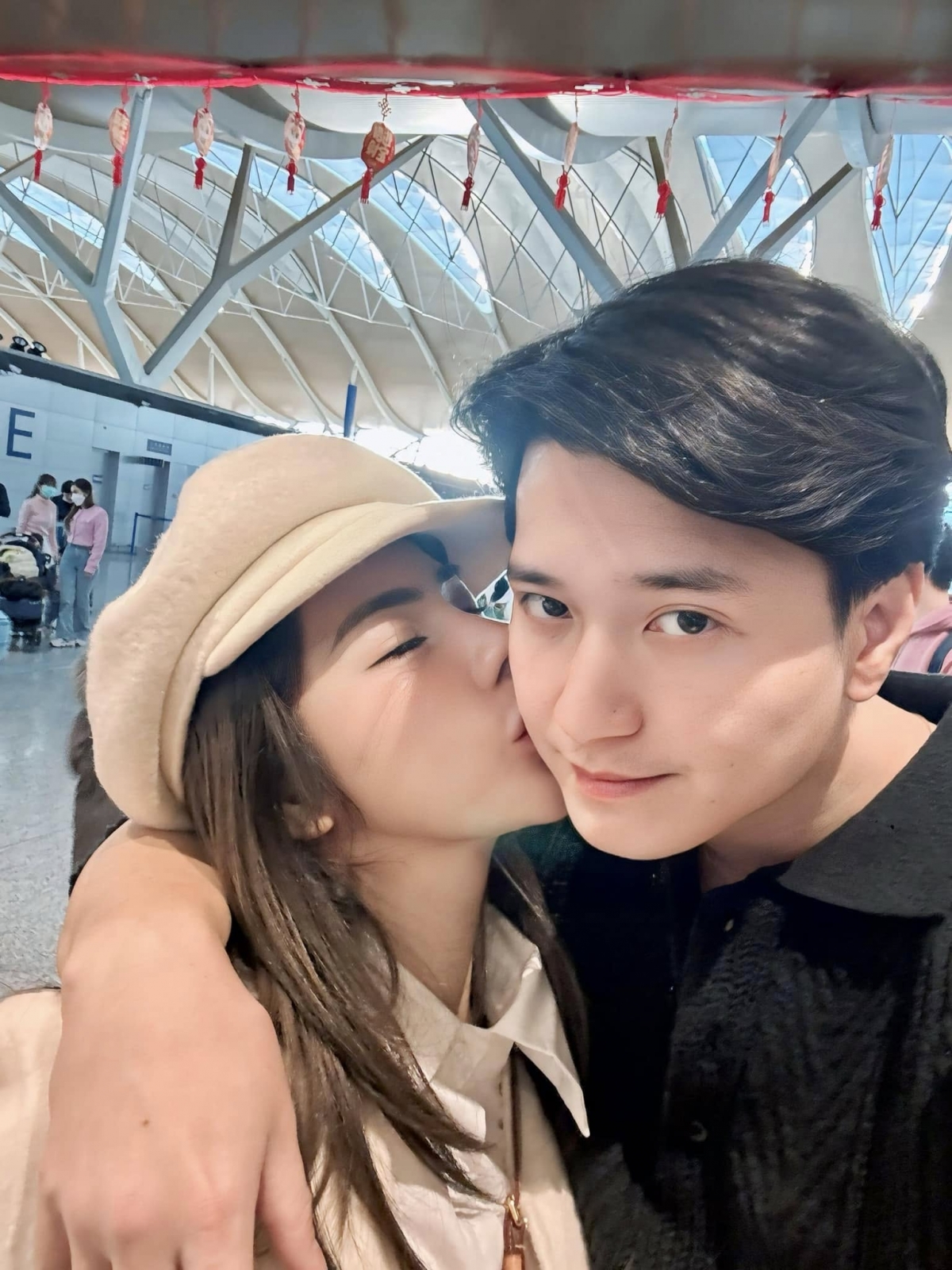 Bạch Lan Phương đăng ảnh tình tứ bên Huỳnh Anh, đập tan tin đồn rạn nứt. Trước đó, vào tháng 12/2024, họ bị đồn chia tay sau bốn năm yêu đương và tám tháng đăng ký kết hôn. (Nguồn: FBNV)