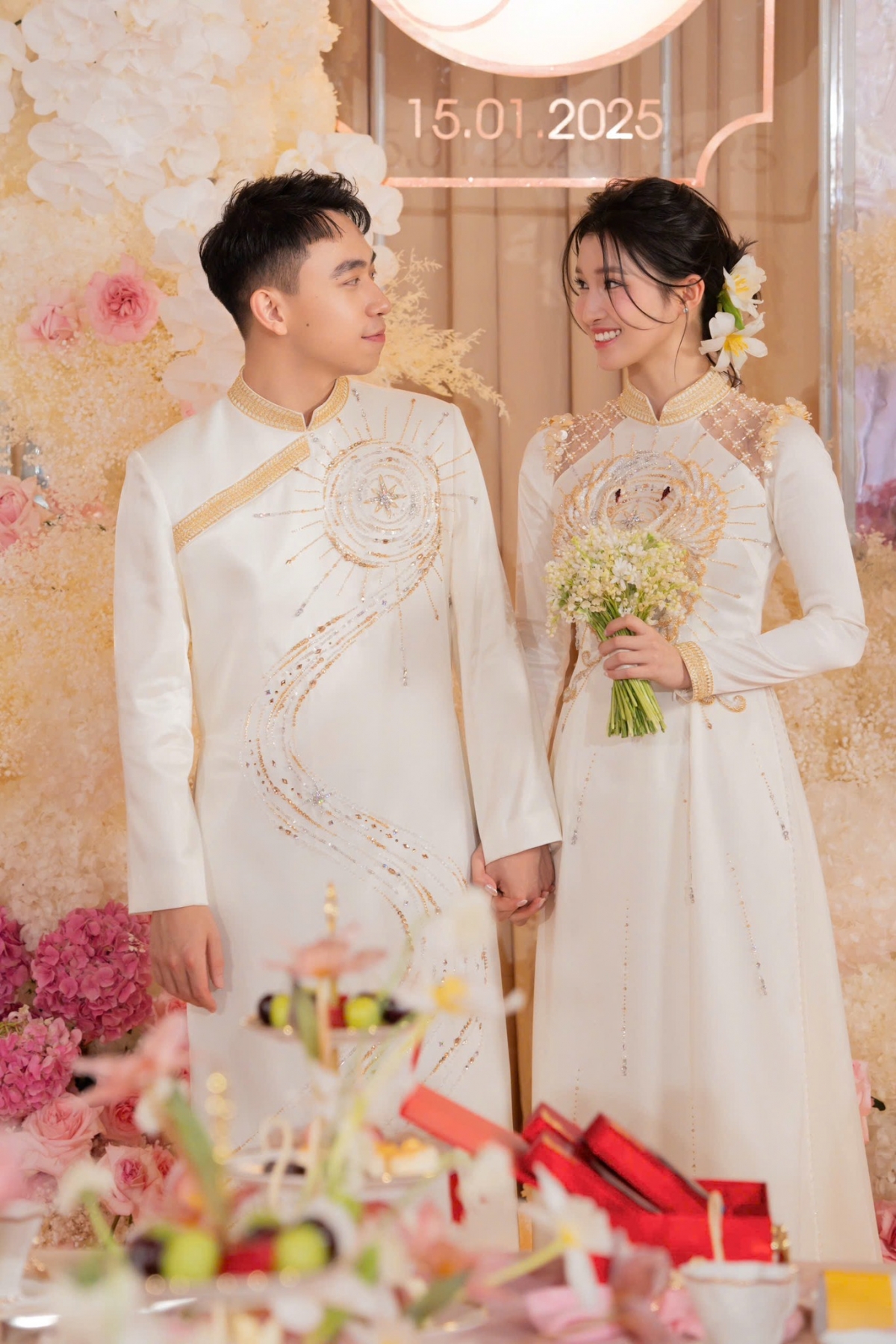 Ngày 15/1, Phương Nhi tổ chức lễ ăn hỏi với doanh nhân Phạm Nhật Minh Hoàng. Chồng của Phương Nhi là thiếu gia hơn cô 2 tuổi, con trai của tỷ phú Phạm Nhật Vượng. Anh có cuộc sống kín đáo, hiện là tổng giám đốc của một công ty kinh doanh xe. Cặp đôi dự kiến tổ chức đám cưới vào năm 2026. Một năm trở lại đây, Phương Nhi vắng bóng trên mạng xã hội và các sự kiện giải trí.