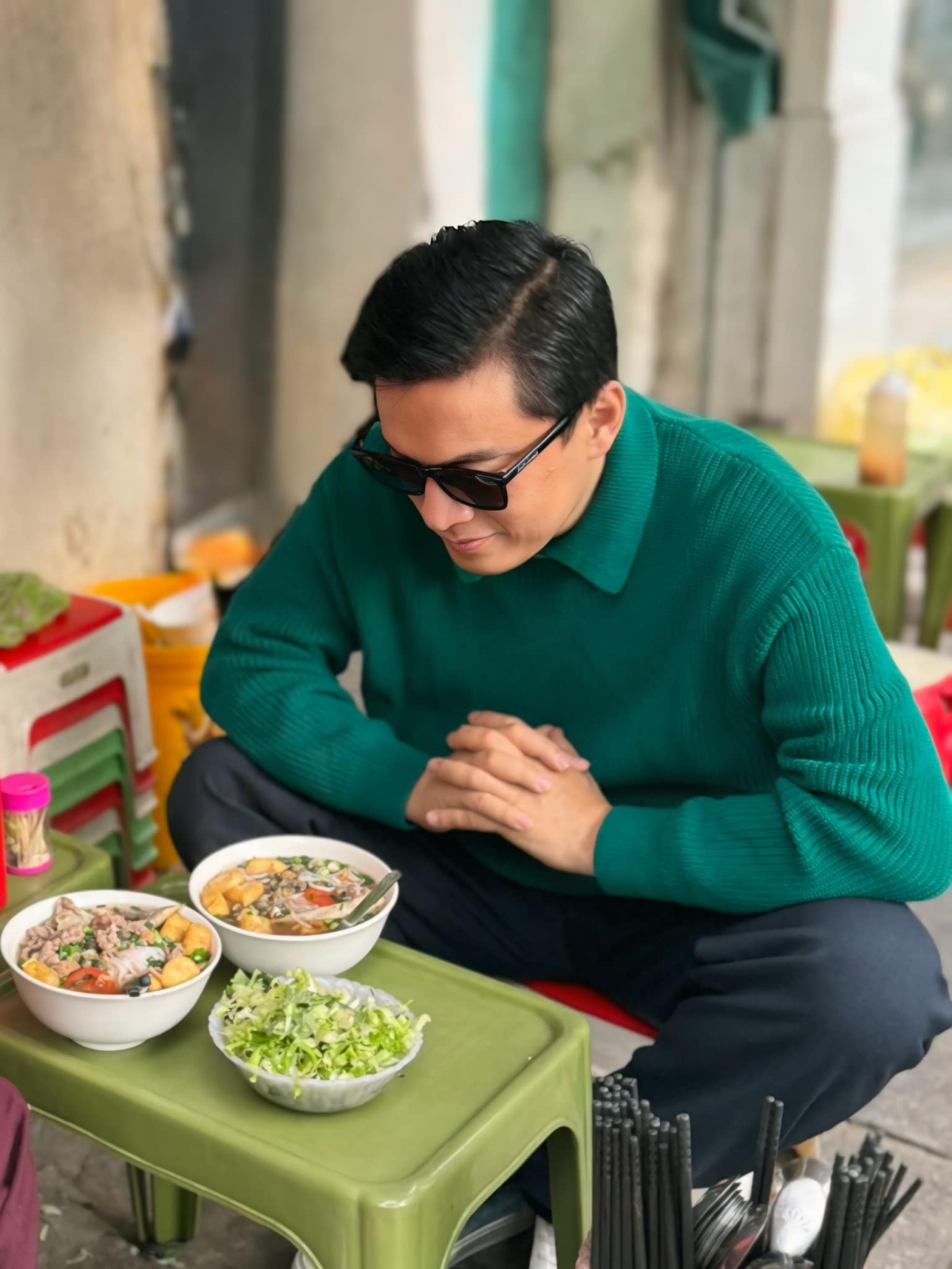 Lam Trường đi ăn bún riêu tại Hà Nội. Nam ca sĩ rất yêu thích ẩm thực tại Thủ đô. (Nguồn: FBNV)