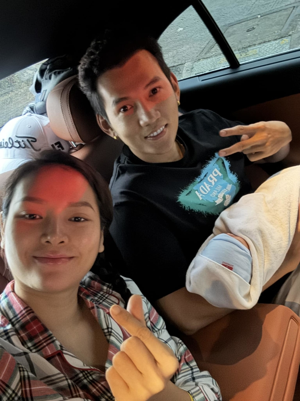 Phương Trinh Jolie khoe mặt mộc khi được ông xã Lý Bình đón về nhà cùng em bé mới sinh. Nữ diễn viên sinh em bé thứ ba hôm 10/1. (Nguồn: FBNV)