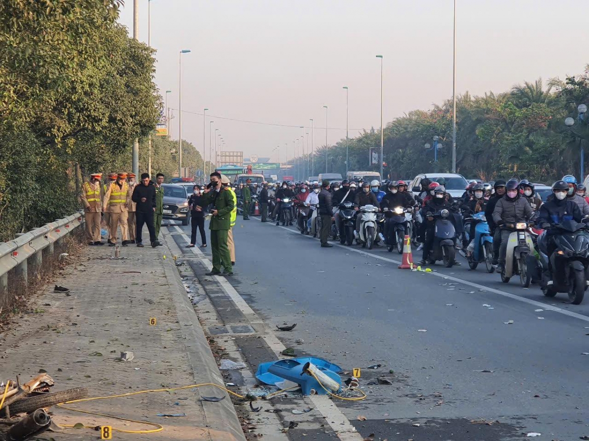 Cảnh sát khám nghiệm hiện trường (Ảnh: Lê Hưng)