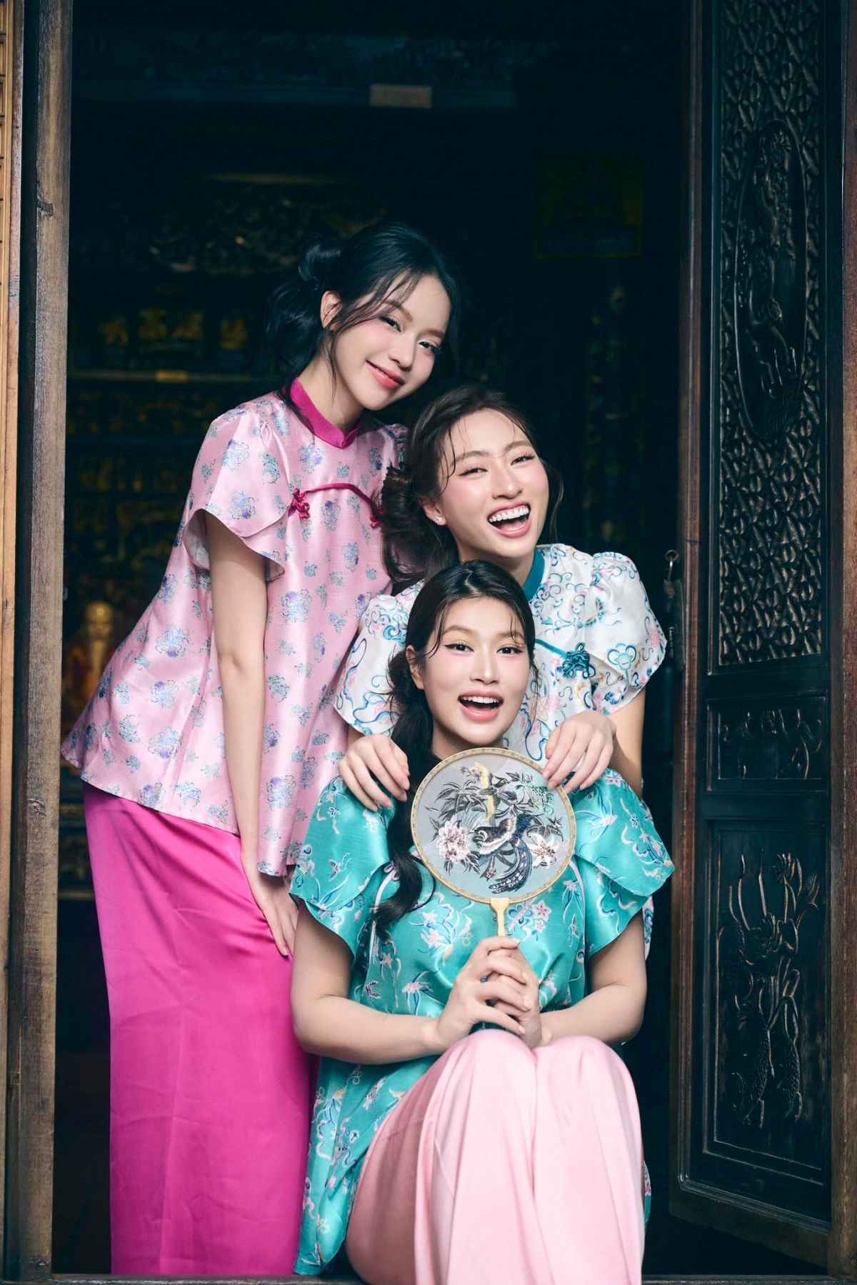 Hoa hậu Lương Thùy Linh đăng ảnh cùng Hoa hậu Thanh Thủy, Thiên Ân. Cả 3 khoe nhan sắc rạng rỡ.