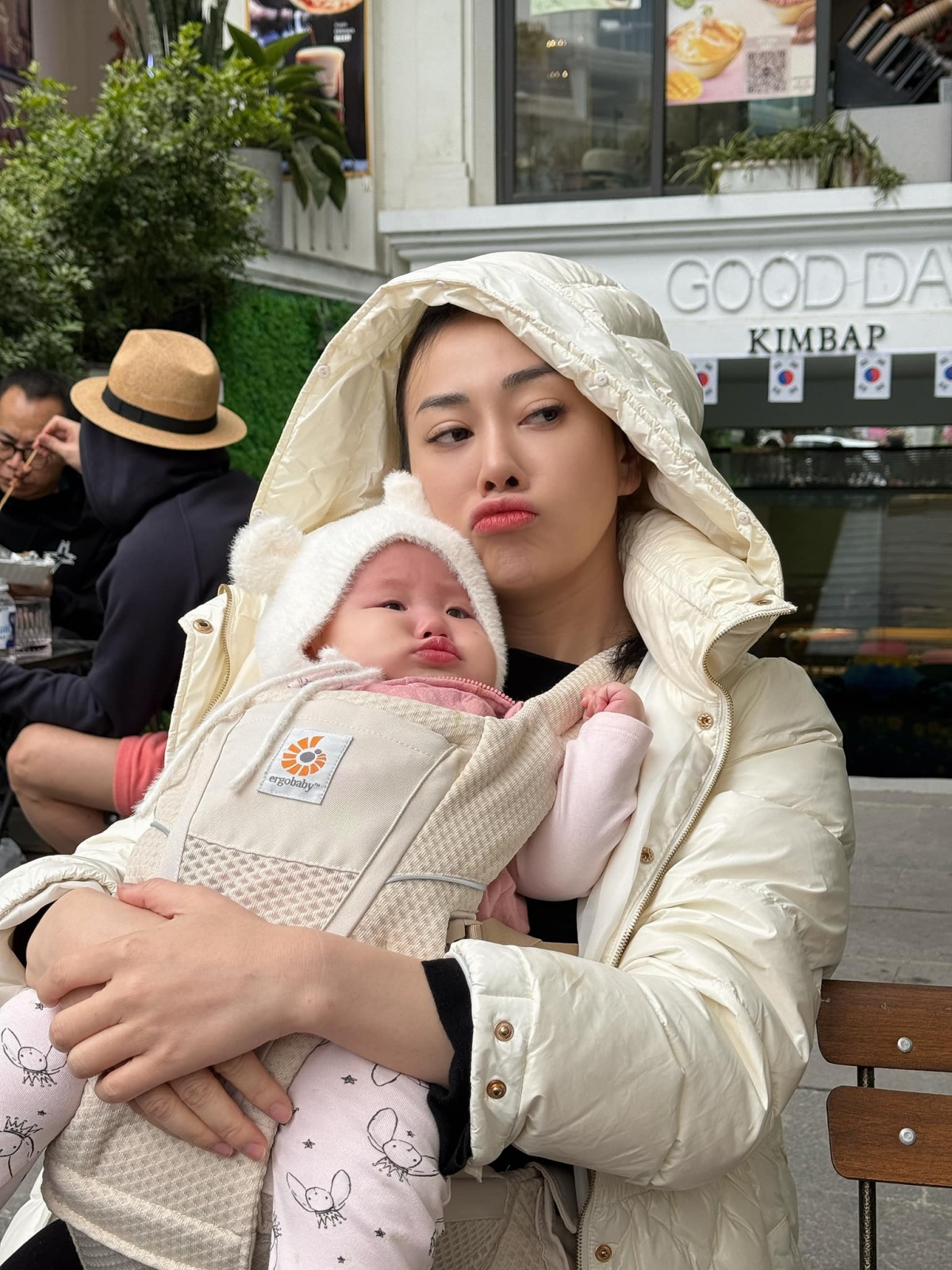 Phương Oanh khoe biểu cảm hài hước cùng con gái. Nhiều khán giả dành tặng lời khen em bé dễ thương và nhan sắc của nữ diễn viên. Hai nhóc tỳ nhà Shark Bình - Phương Oanh là anh em sinh đôi Jimmy - Jenny. Nếu như quý tử Jimmy được nhận xét là "bản sao" nhí của Shark Bình thì ái nữ Jenny lại thừa hưởng đường nét xinh đẹp từ Phương Oanh. (Nguồn: FBNV)