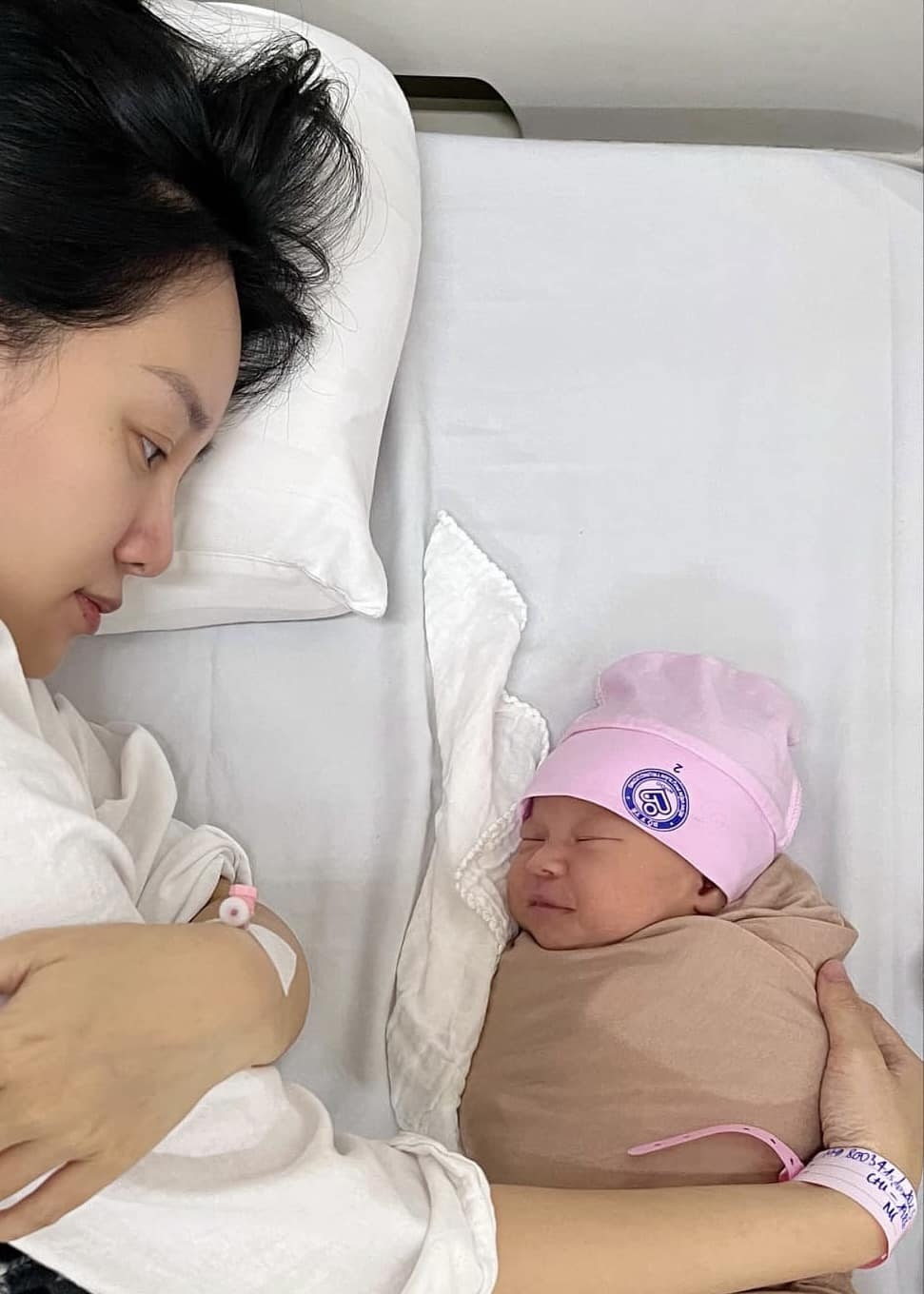 MC Quỳnh Chi sinh con gái đầu lòng. Trên trang cá nhân, cô chia sẻ: “Con tên là Mật Mật. Con chào ông bà, các bác, các cô chú ạ. Con hứa sẽ là một em bé ngoan và luôn vui vẻ ạBố mẹ thật may mắn và hạnh phúc khi nhìn thấy con yêu. (Nguồn: FBNV)