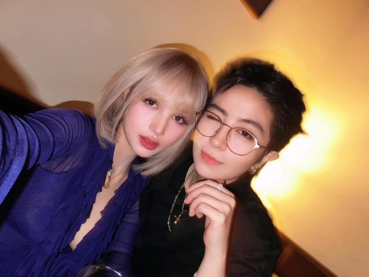 Xoài Non đăng ảnh tình tứ cùng Gil Lê với chú thích: "Love this journey with him” (tạm dịch: Yêu lắm hành trình này bên anh). Gần đây, hai người thường xuyên chia sẻ những hình ảnh đời thường vô cùng ngọt ngào. (Nguồn: FBNV)