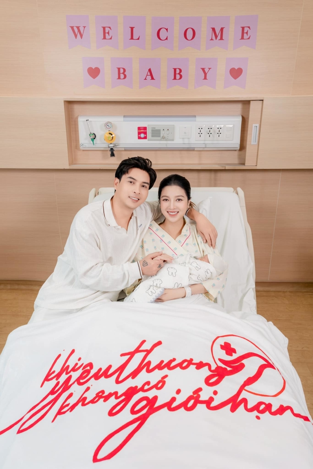 Sao Việt 24/1: Người mẫu Tuệ Như - vợ ca sĩ Hồ Quang Hiếu - sinh mổ con trai nặng 2,9 kg. Khi thấy con chào đời, Hồ Quang Hiếu bất ngờ vì sao em bé hơi tím, da nhăn nheo. Lúc sau anh được bác sĩ chia sẻ đó chuyện bình thường thì mới dần cảm thấy an tâm.