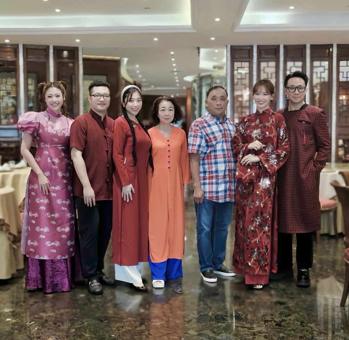 Trấn Thành và gia đình diện áo dài đón xuân Ất Tỵ. “Mong cả nhà lúc nào cũng cười thật tươi như vậy nha. Mọi người cũng hãy thật hạnh phúc nhé. Một năm đầy yêu thương ạ”, nam đạo diễn nhắn nhủ.