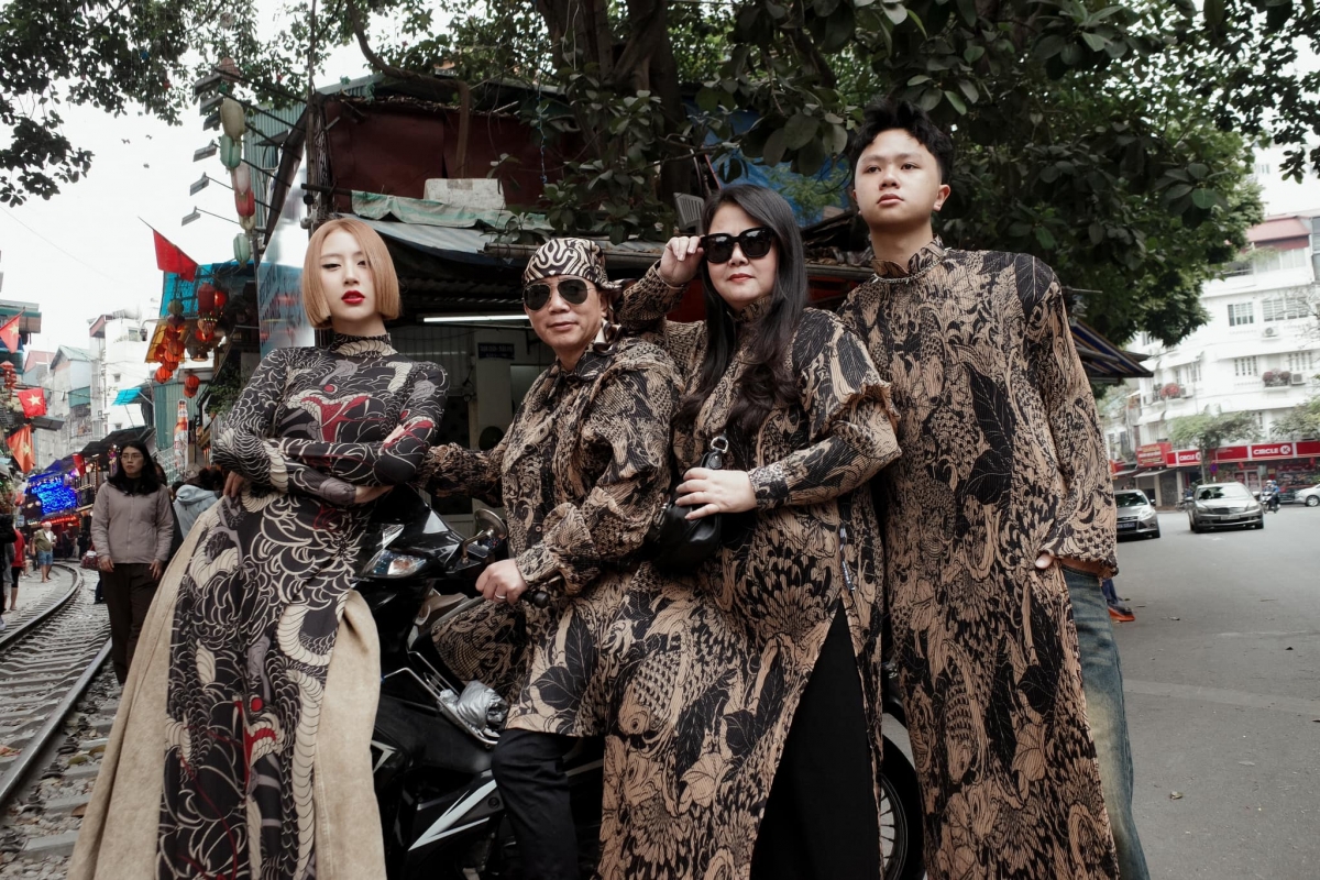 Gia đình Quỳnh Anh Shyn diện áo dài đồng điệu với họa tiết nổi bật. “Nối tiếp truyền thống gia đình, năm nay nhà em lại tiếp tục với bộ ảnh cả nhà đầu xuân năm mới”.