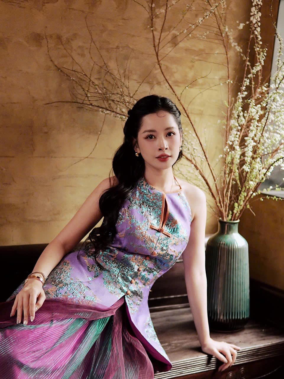 Chi Pu mặc áo cổ yếm, khoe nhan sắc ngọt ngào nhân dịp Tết Nguyên đán.