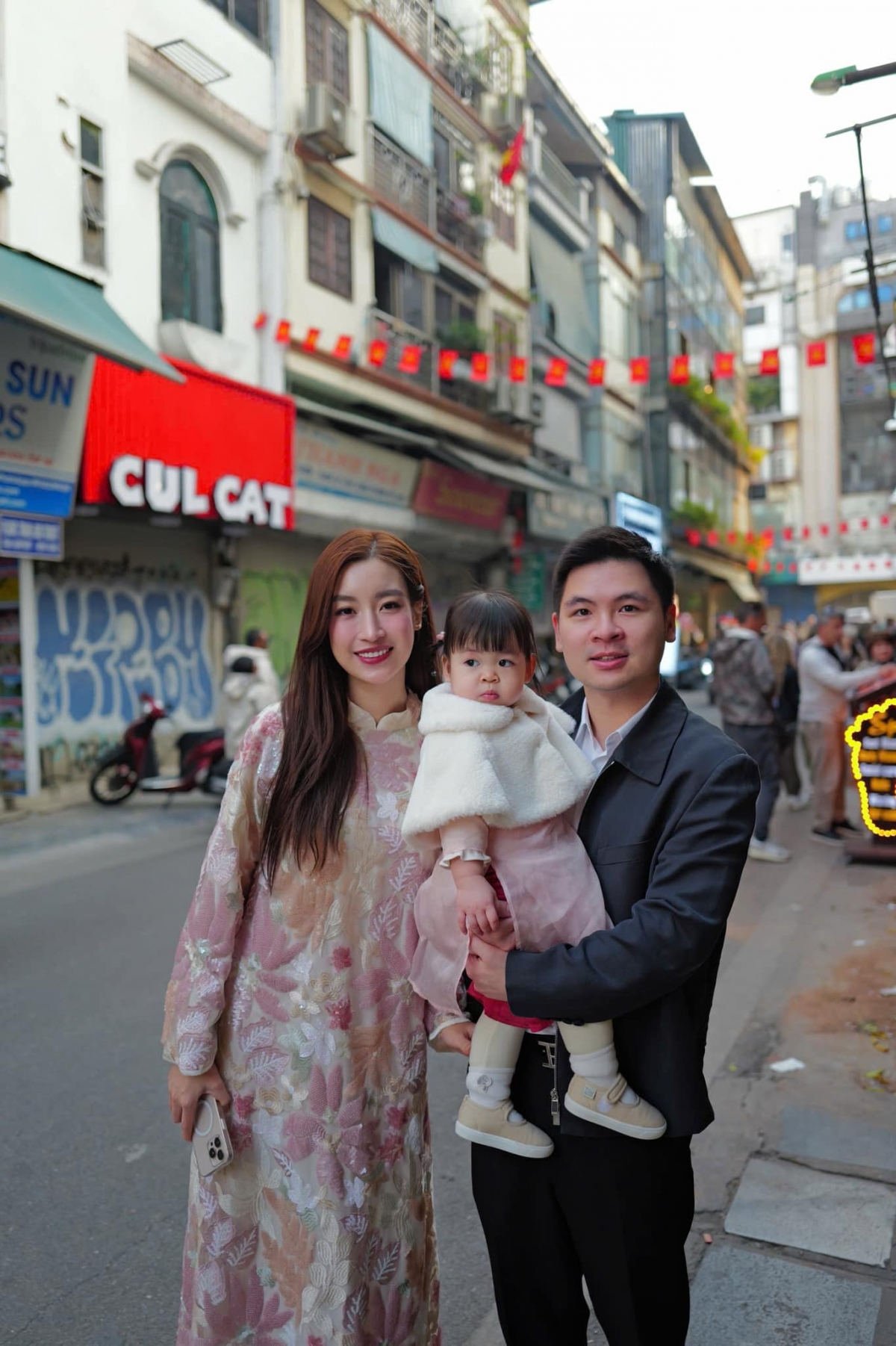 Hoa hậu Đỗ Mỹ Linh cùng chồng Đỗ Vinh Quang và con gái chụp ảnh tại khu phố cổ vào ngày mùng 1 Tết. “Chúc cả nhà một năm mới bình an, hạnh phúc và nhiều niềm vui”.