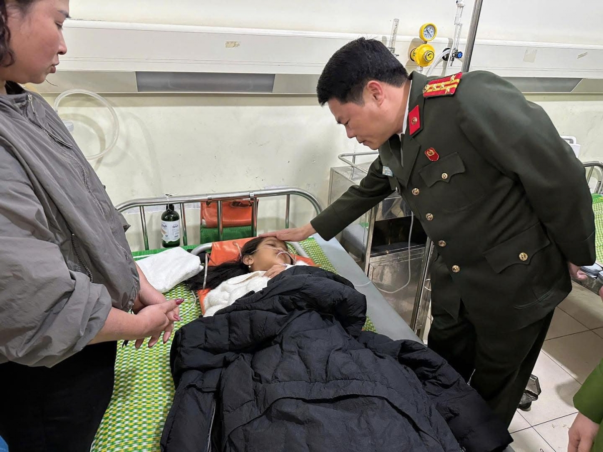 Lãnh đạo Công an tỉnh Nam Định thăm hỏi cháu bé bị thương trong vụ tai nạn