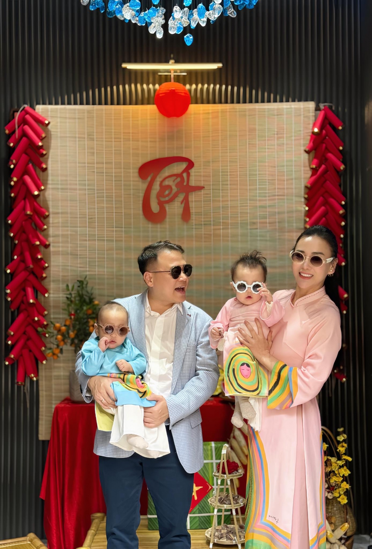 Mùng 1 Tết Ất Tỵ, hai bé sinh đôi Jimmy - Jenny nhà Phương Oanh – Shark Bình diện áo dài đôi khi cùng bố mẹ đi chúc Tết ông bà, người thân. Phương Oanh mặc áo dài đồng điệu với con, Shark Bình chọn blazer phối cùng sơ mi trắng và quần kaki trẻ trung, năng động.