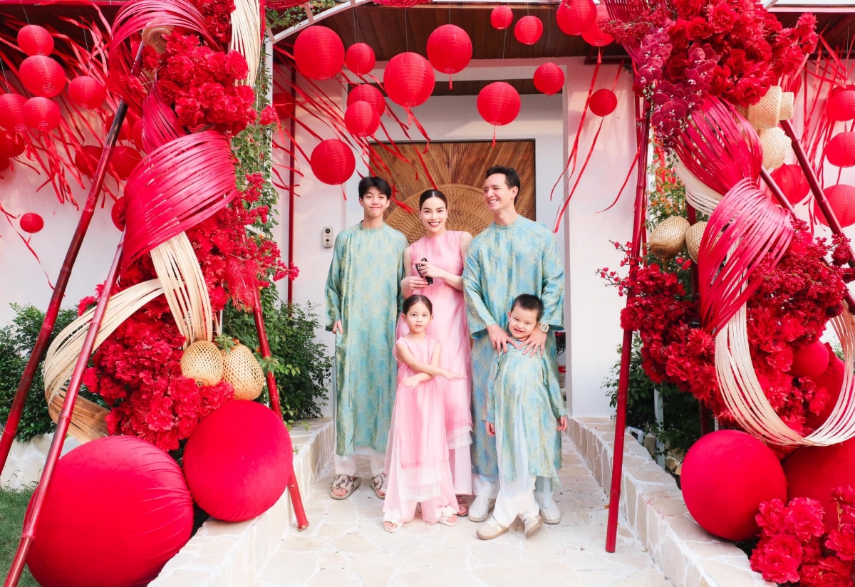 Gia đình Hồ Ngọc Hà – Kim Lý cùng các con Subeo, Lisa và Leon diện áo dài đồng điệu nhân dịp năm mới. Hồ Ngọc Hà và con gái Lisa mặc áo dài hồng, trong khi phái nam diện áo dài xanh.