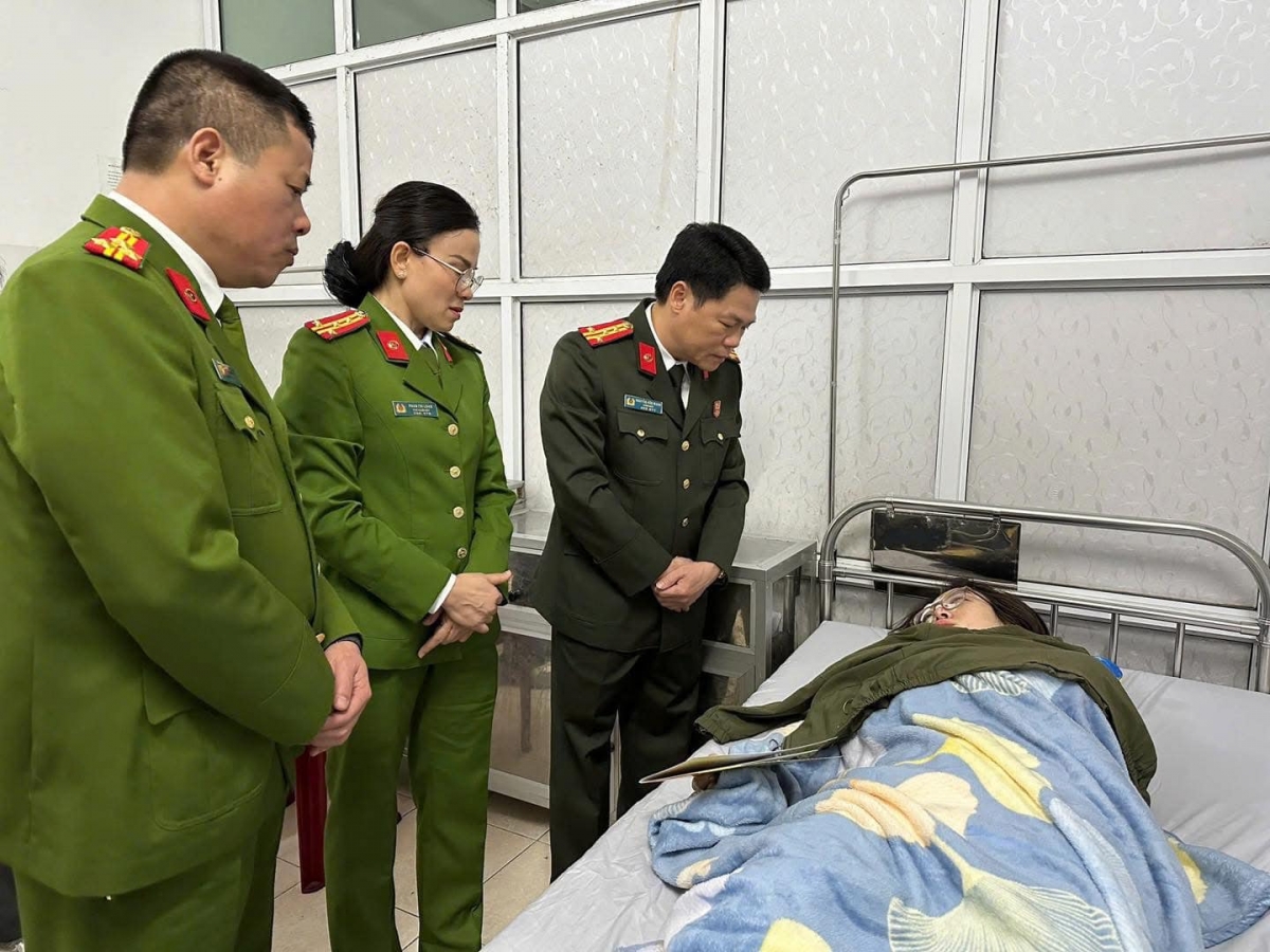 Lãnh đạo Công an tỉnh Nam Định thăm hỏi nạn nhân bị thương trong vụ tai nạn