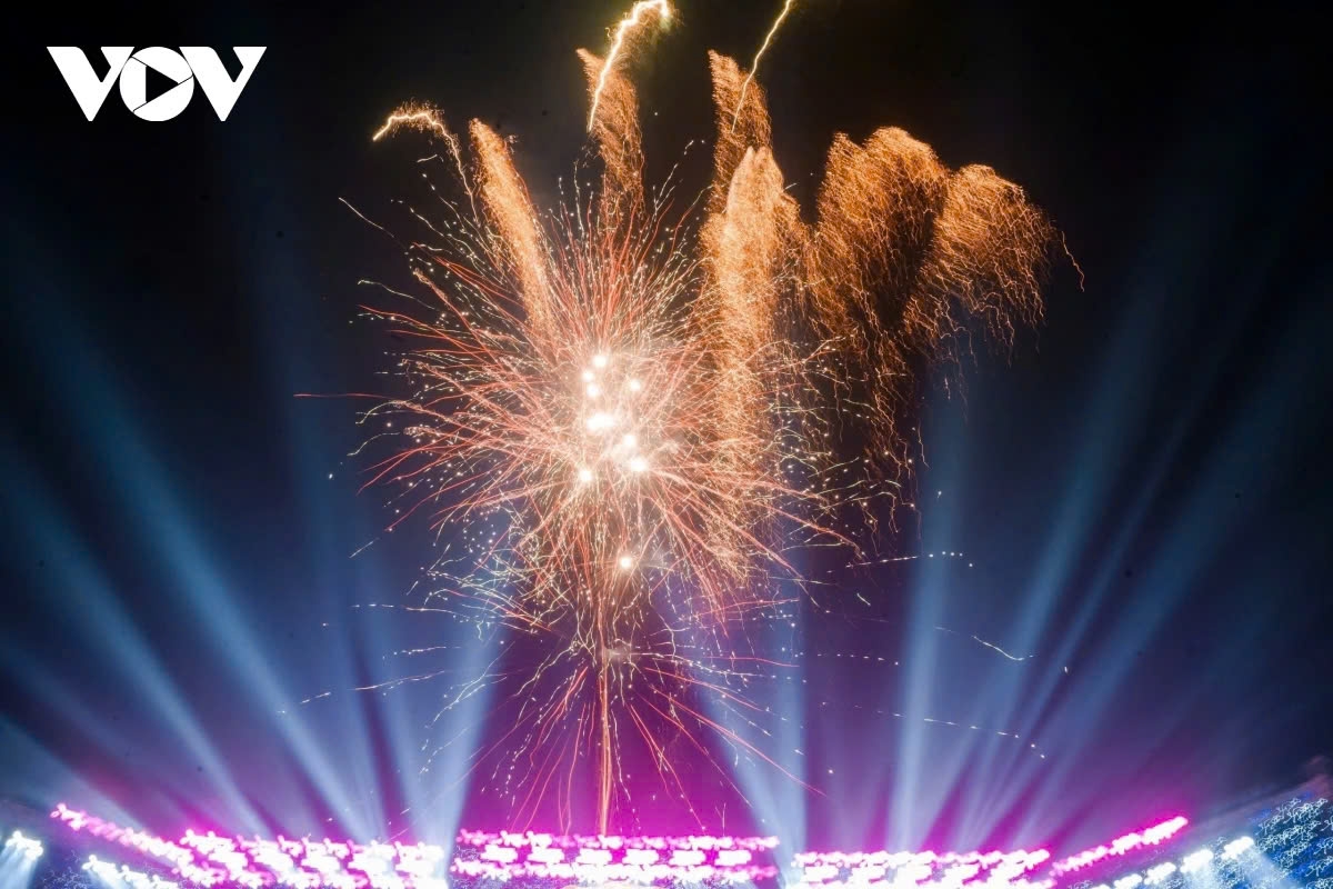 Under the cool weather of Northern Vietnam, it is quite comfortable for people, including youngsters, in Bac Ninh to enjoy the vibrant fireworks display before the moment of transition from the old year to the new year.