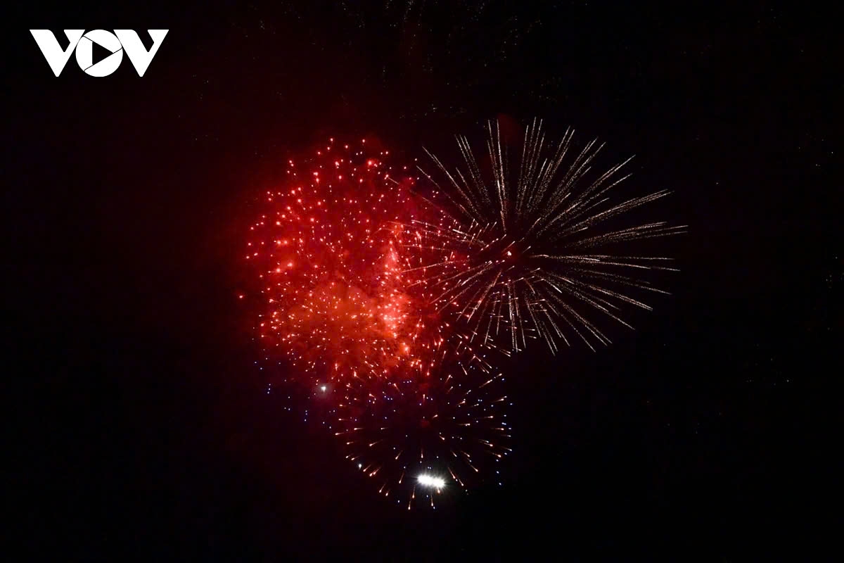 The districts of Hoan Kiem, Tay Ho, Nam Tu Liem, Hai Ba Trung, Ha Dong, THanh Tri, Dong Anh and Bac Tu Liem, and Son Tay town have been selected for high-altitude fireworks locations displays.